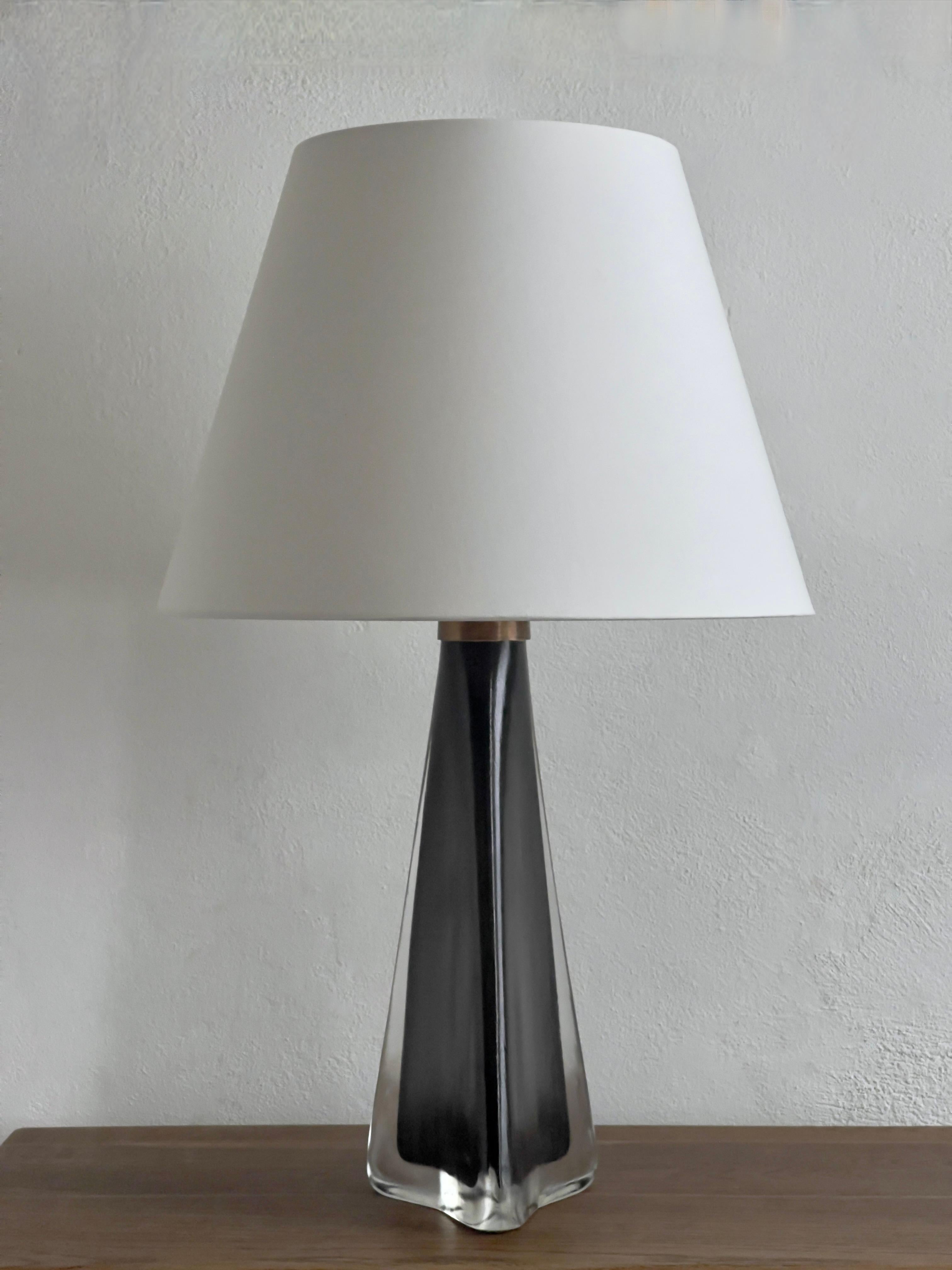 Suédois Grande lampe de table de Carl Fagerlund pour Orrefors en noir et verre dépoli transparent. en vente