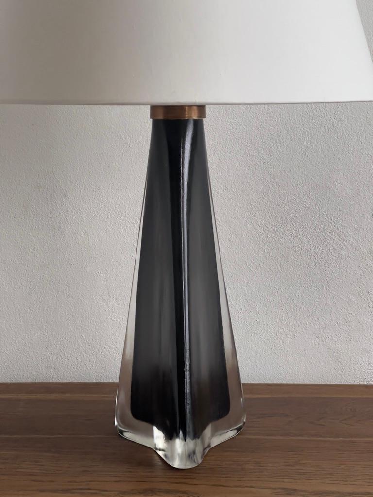 Milieu du XXe siècle Grande lampe de table de Carl Fagerlund pour Orrefors en noir et verre dépoli transparent. en vente