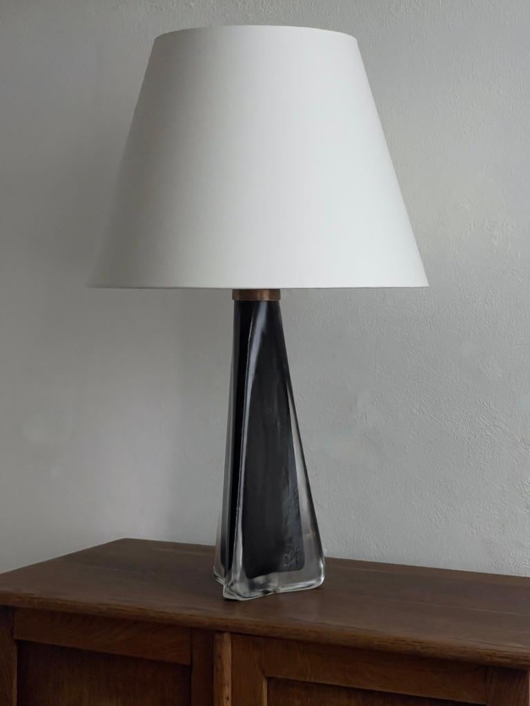 Verre d'art Grande lampe de table de Carl Fagerlund pour Orrefors en noir et verre dépoli transparent. en vente