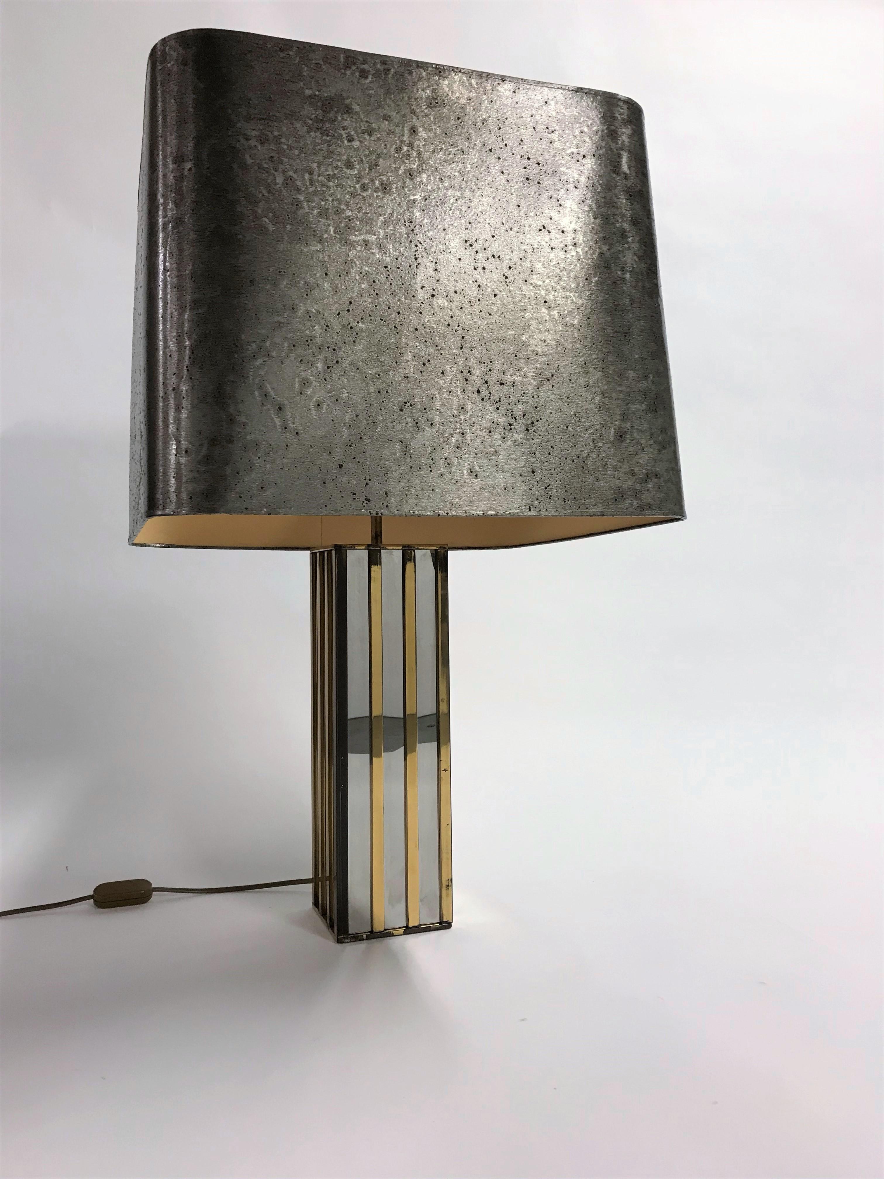 Remarkable table lamp by Gaetano Sciolari table lamp.

It is made of brass and mirrored glass.

The lamp has a wonderful original metal-look shade.

Beautiful patina.

Featuring two regular E14 light points, tested and ready to use (works