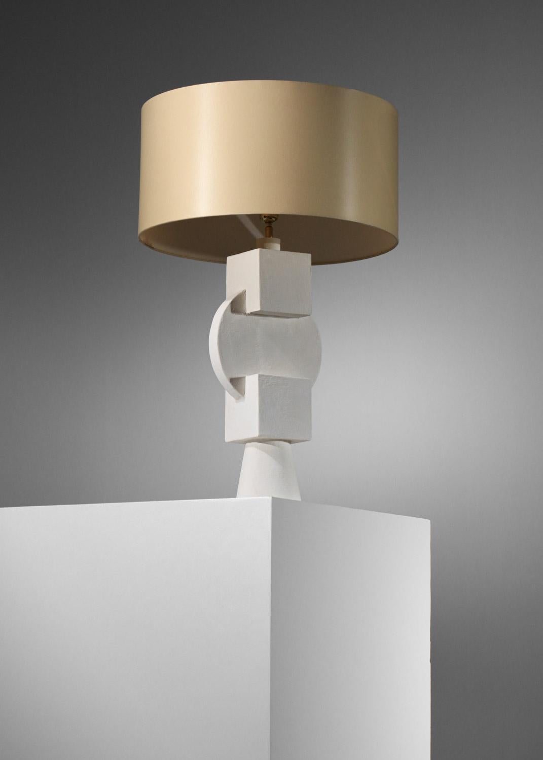 Grande lampe de table cubiste géométrique en plâtre dans l'esprit des années 40 en vente 2