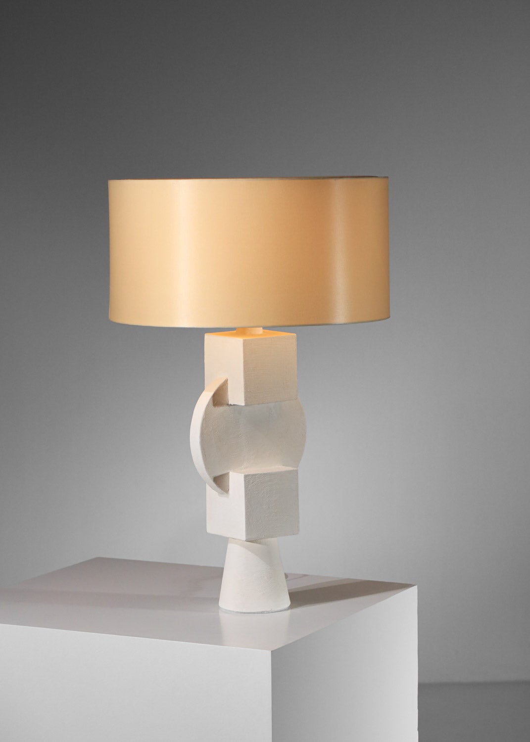 Large contemporary table lamp in the modernist style of the 1940s. White plaster base structure with geometric shapes for a very decorative and sculptural effect. Quality craftsmanship. Quantity on request. Recommended LED bulb type E27.