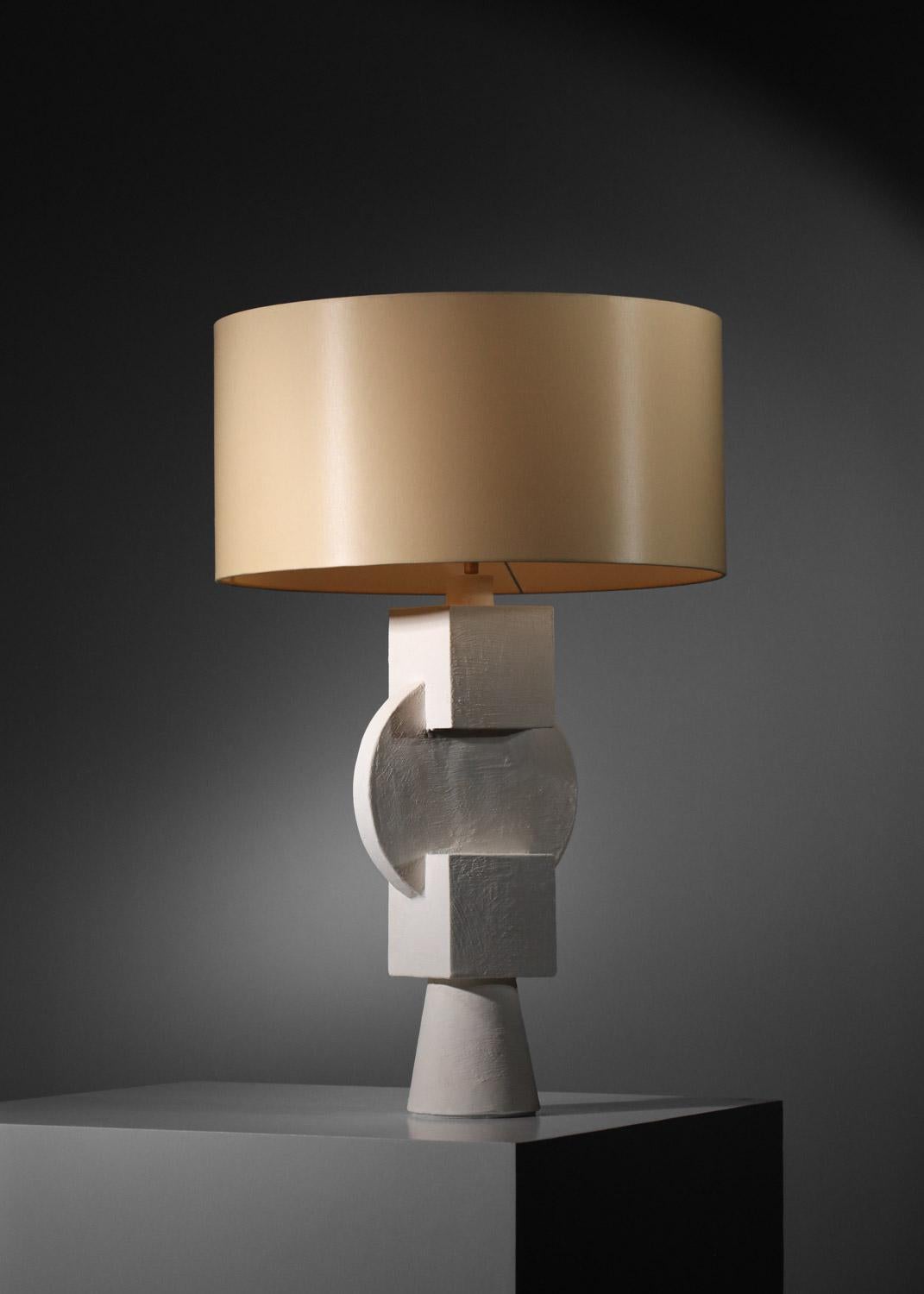 Organique Grande lampe de table cubiste géométrique en plâtre dans l'esprit des années 40 en vente