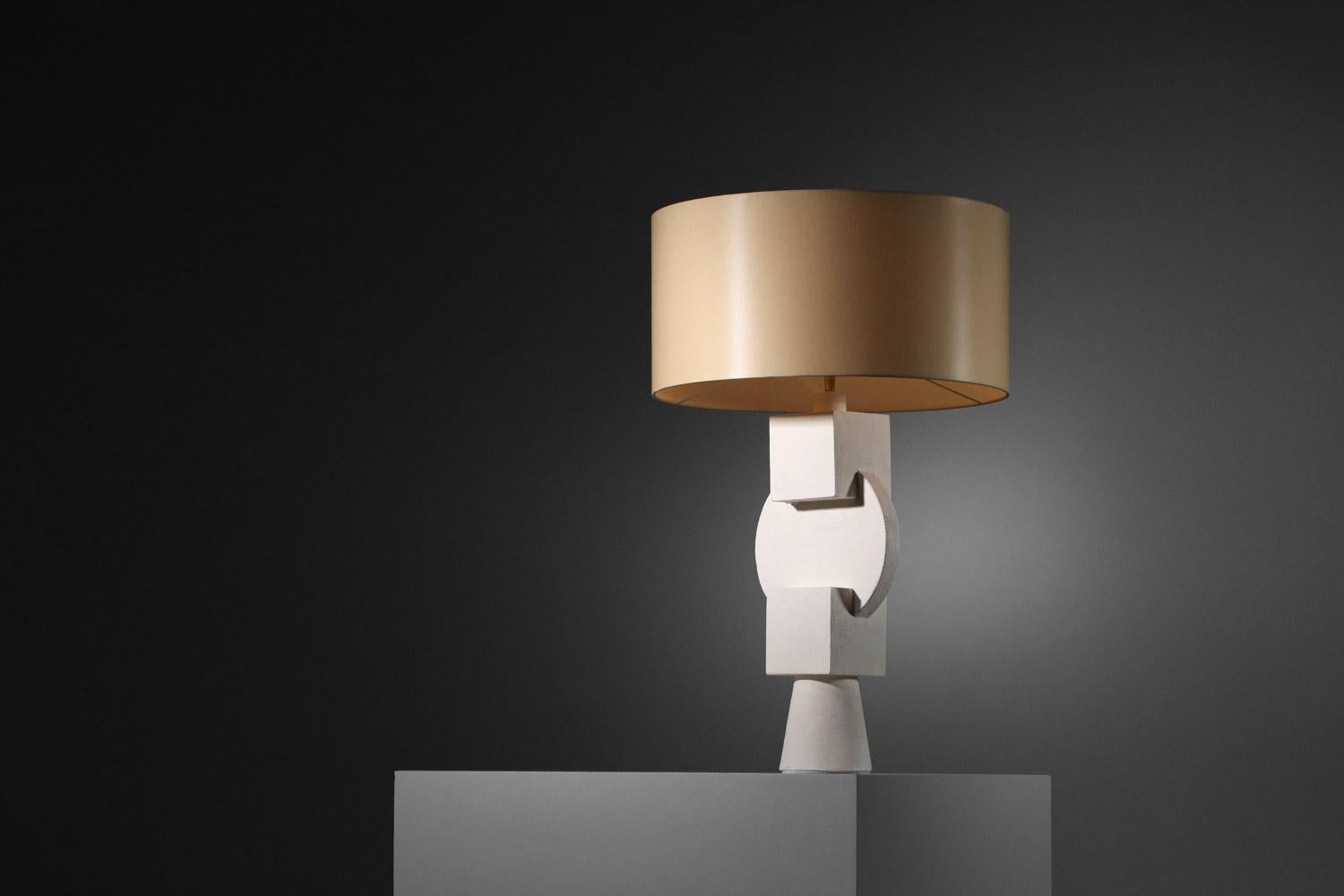 Français Grande lampe de table cubiste géométrique en plâtre dans l'esprit des années 40 en vente