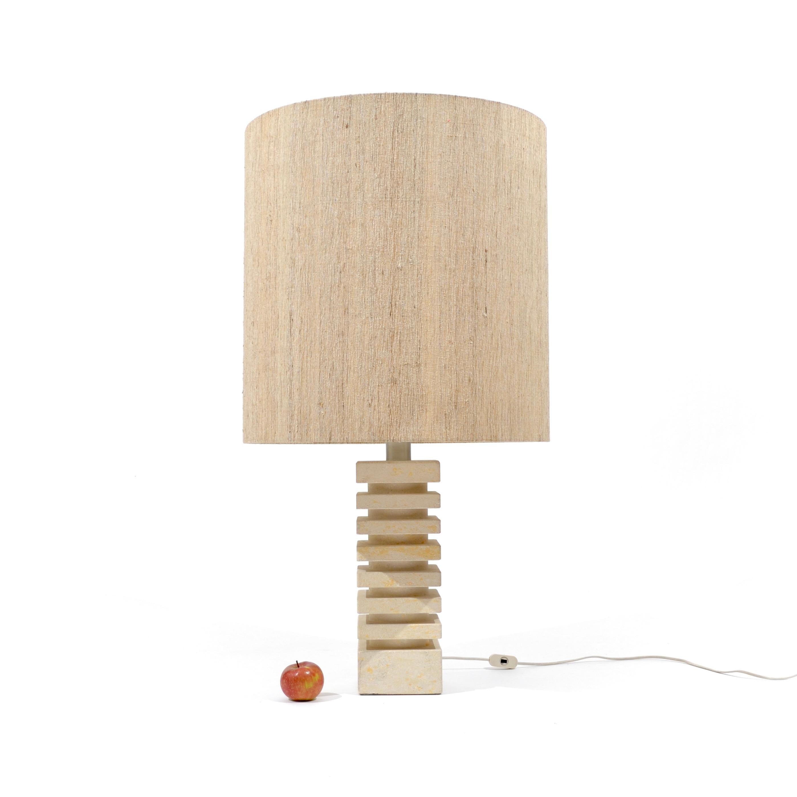 Carved from Lubéron stone, this lamp evokes the creations made towards the end of the 60s and early 70s in Provence. Little tribute to Albert Tormos and his anthropomorphic lamps sculpted near Ramatuelle.

The natural and mineral tones highlighted