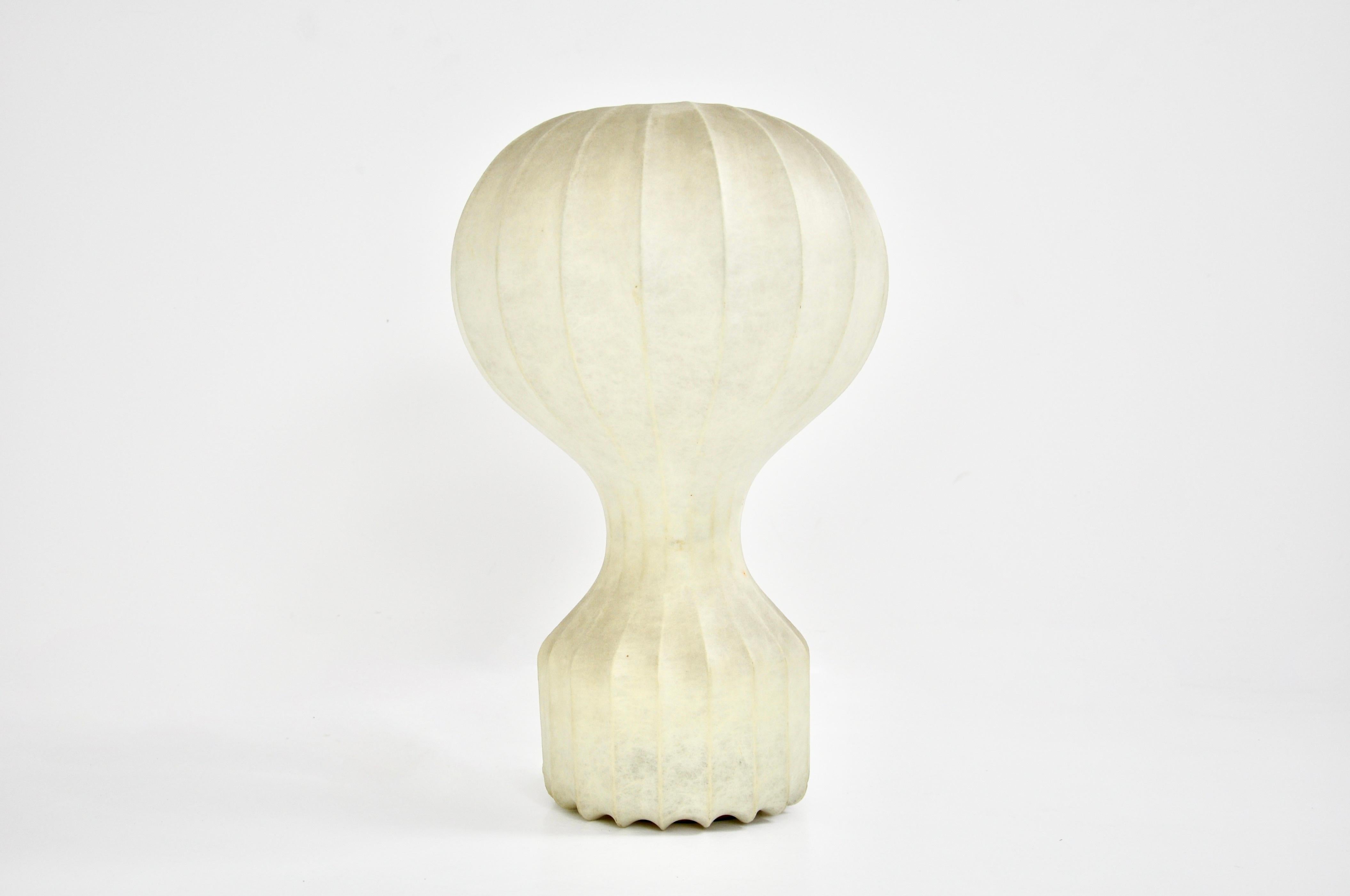 Lampada da tavolo disegnata da Achille e Pier Giacomo Castiglioni. Gatto modello grande. Timbro Flos all'interno. Usura dovuta al tempo e all'età della lampada.