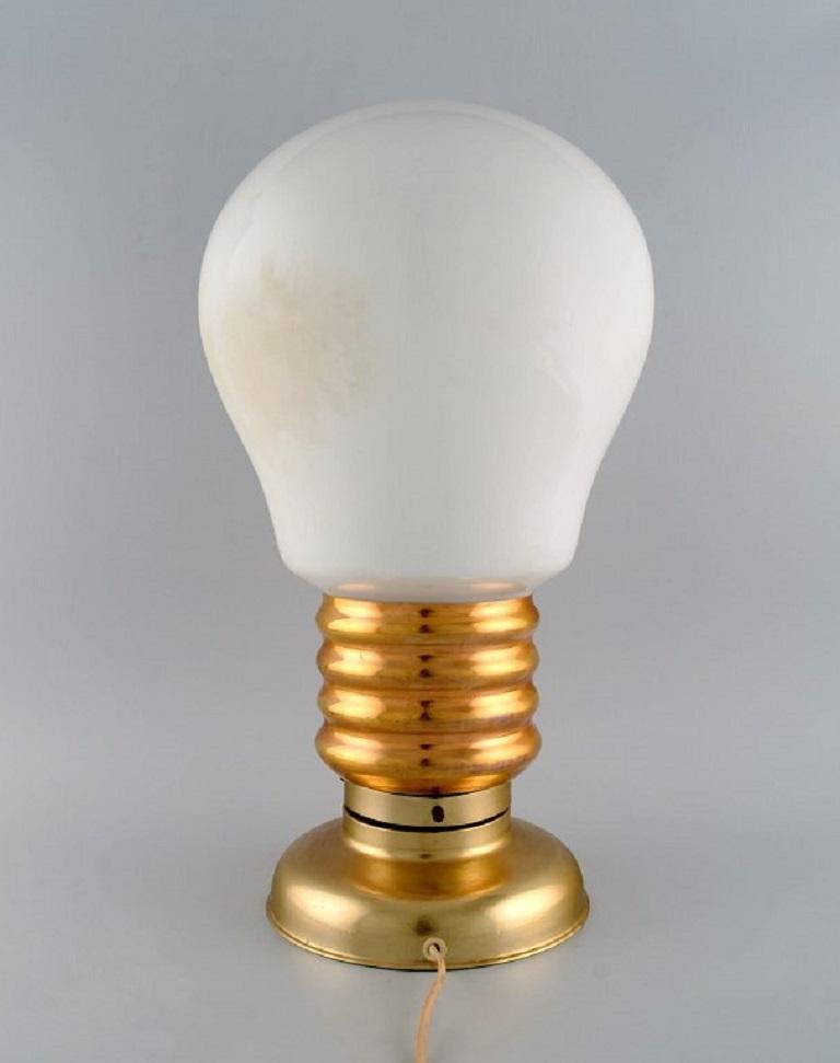Große Tischlampe aus Messing und Opalglas in Form einer Glühbirne, 1960er Jahre (Moderne der Mitte des Jahrhunderts) im Angebot