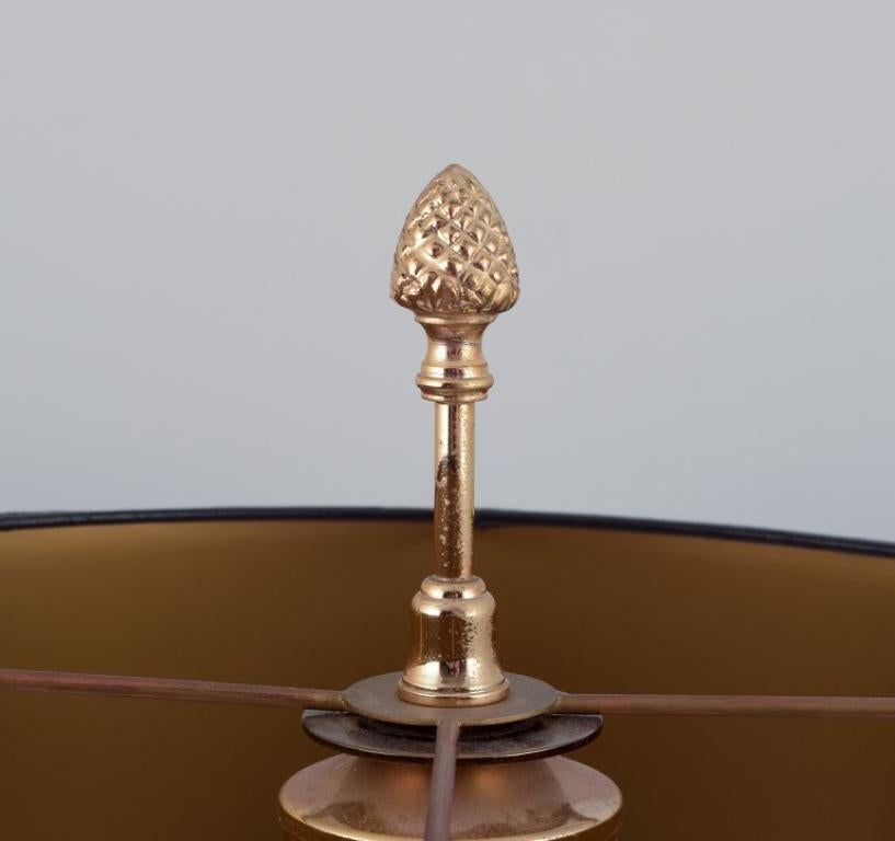 Large table lamp in brass with base in the shape of palm leaves. In Excellent Condition For Sale In Copenhagen, DK