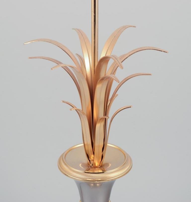 Large table lamp in brass with base in the shape of palm leaves. For Sale 3