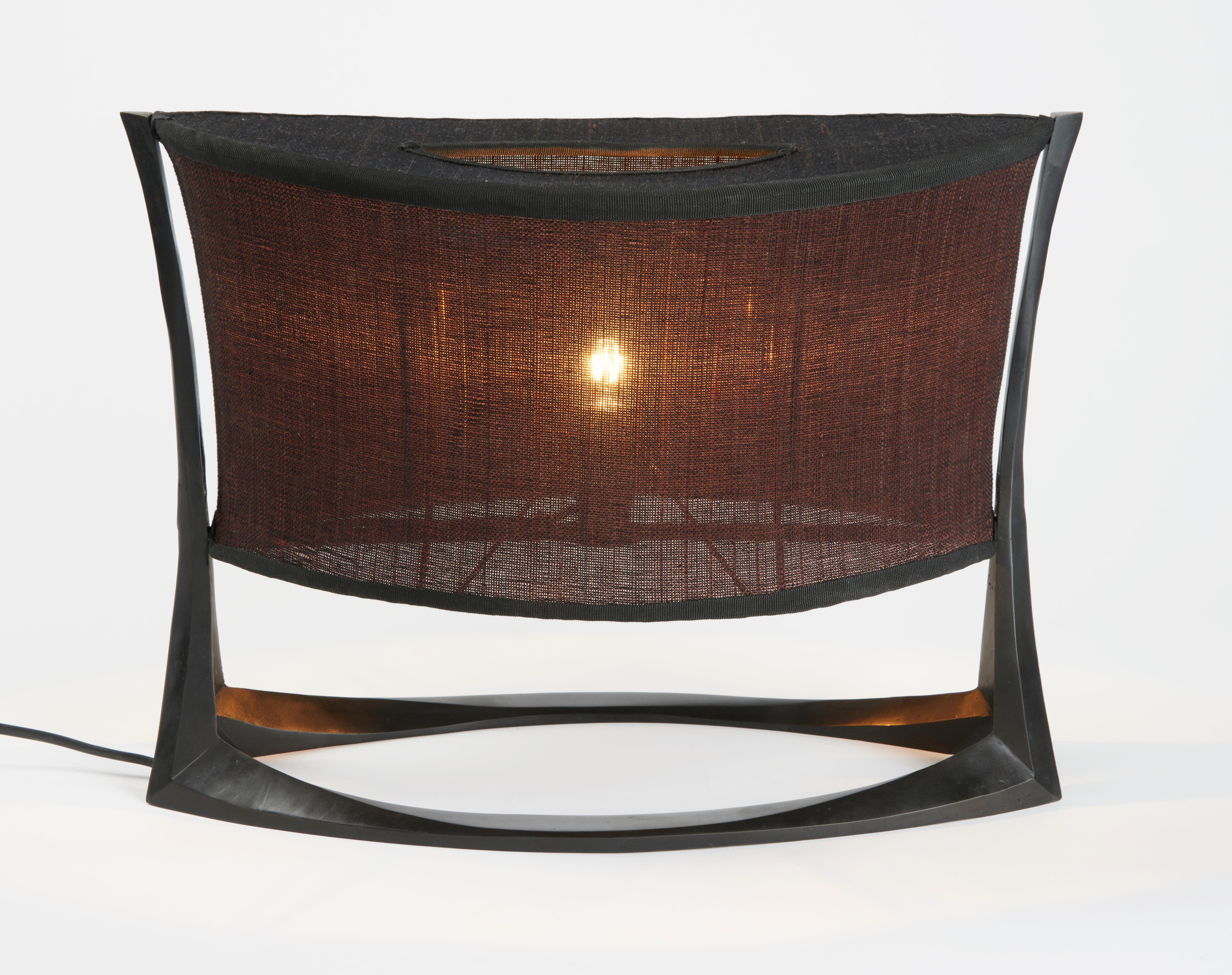 Una gran lámpara de mesa elegante de Anasthasia Millot.

Anasthasia Millot estudió diseño de moda en París y su trabajo con tejidos ha dejado una influencia duradera, aunque indirecta, en sus objetos: tras años de minuciosos experimentos, Millot