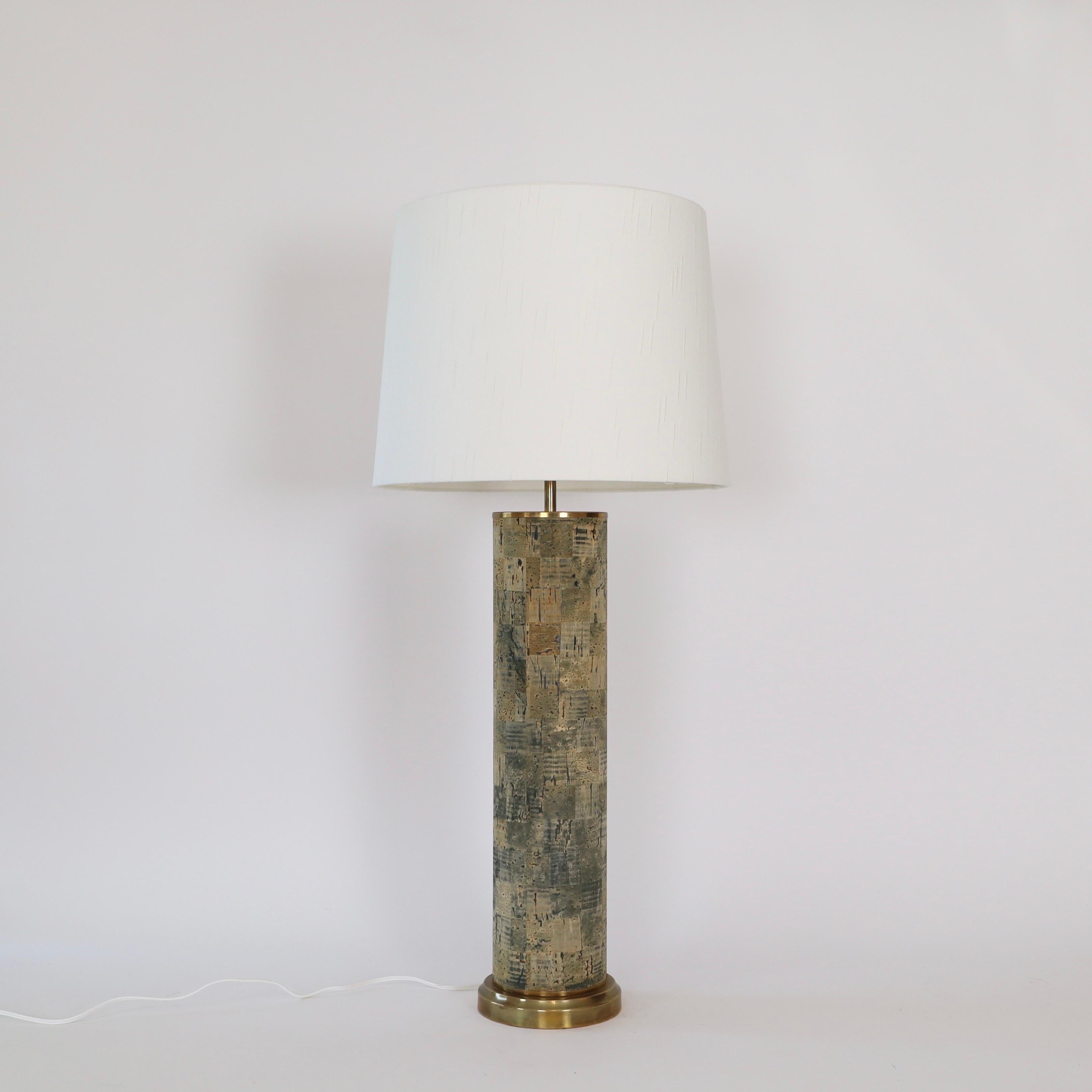 Lampadaire / Grande lampe de table en liège conçu par Svend Aage Holm Sørensen dans les années 1960. Une pièce de choix pour une maison exquise. 

* Petites lampes de sol / grande lampe de table en liège avec pied et col en laiton et un abat-jour en