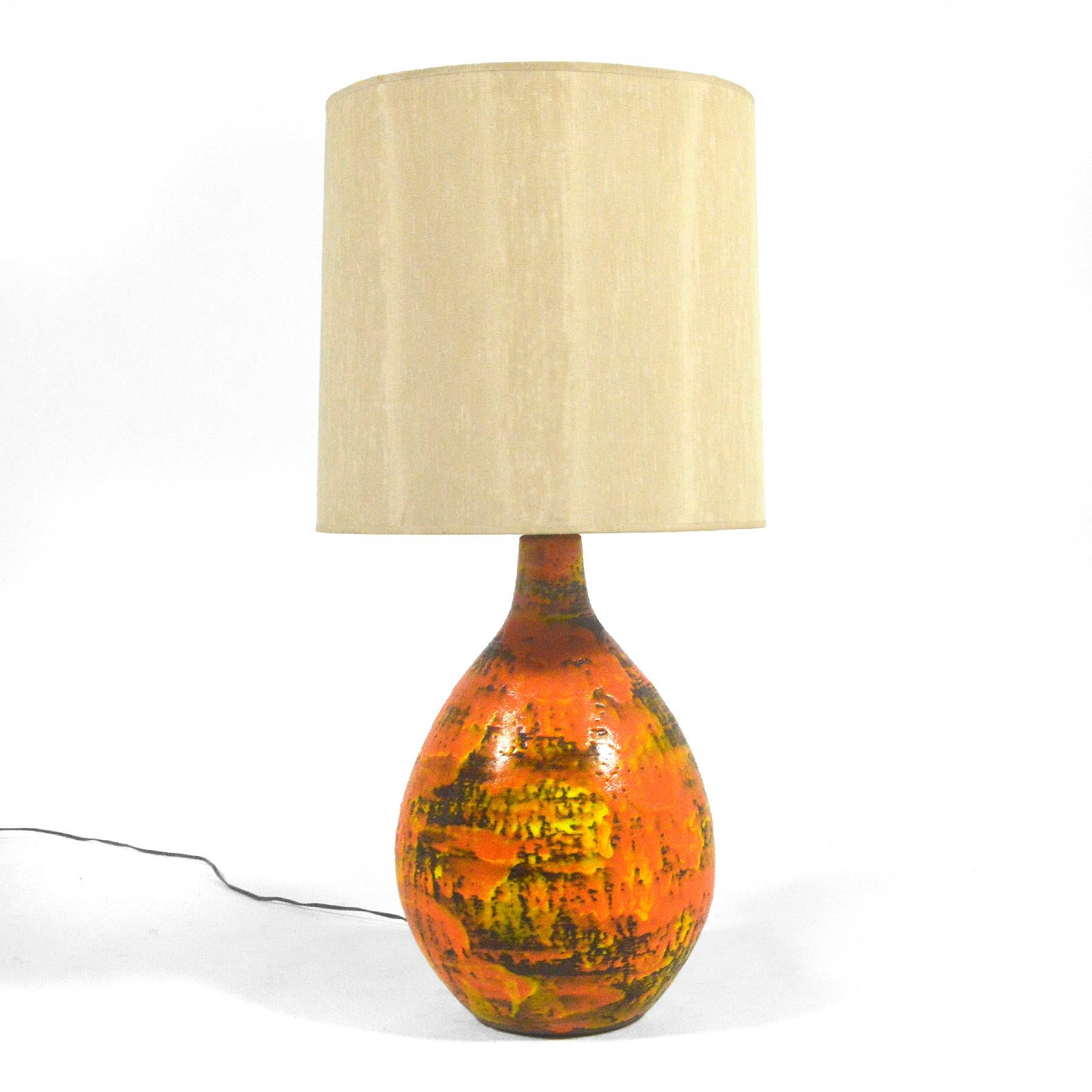 This striking table lamp has many wonderful qualities: a large scale, an elegant teardrop shape, but most of all– the vivid, variegated glaze in yellow, orange and dark brown. The rich glaze reminds us of Fantoni's beautiful works in
