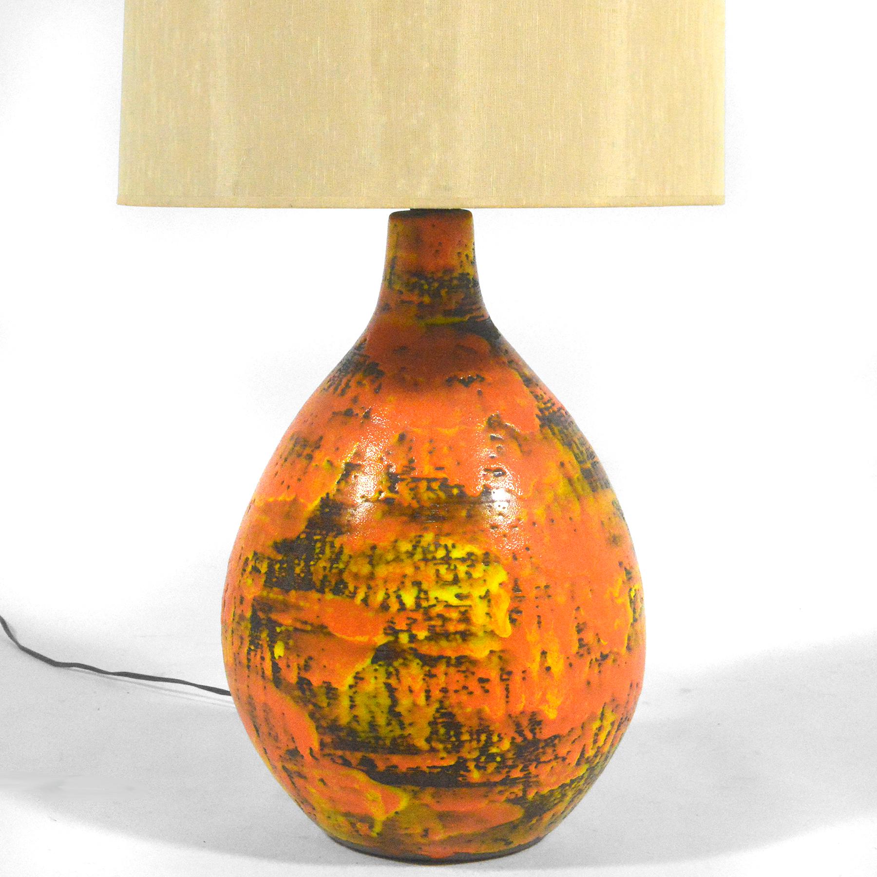 Mid-Century Modern Grande lampe de table à glaçure orange Vivid à la manière de Fantoni en vente