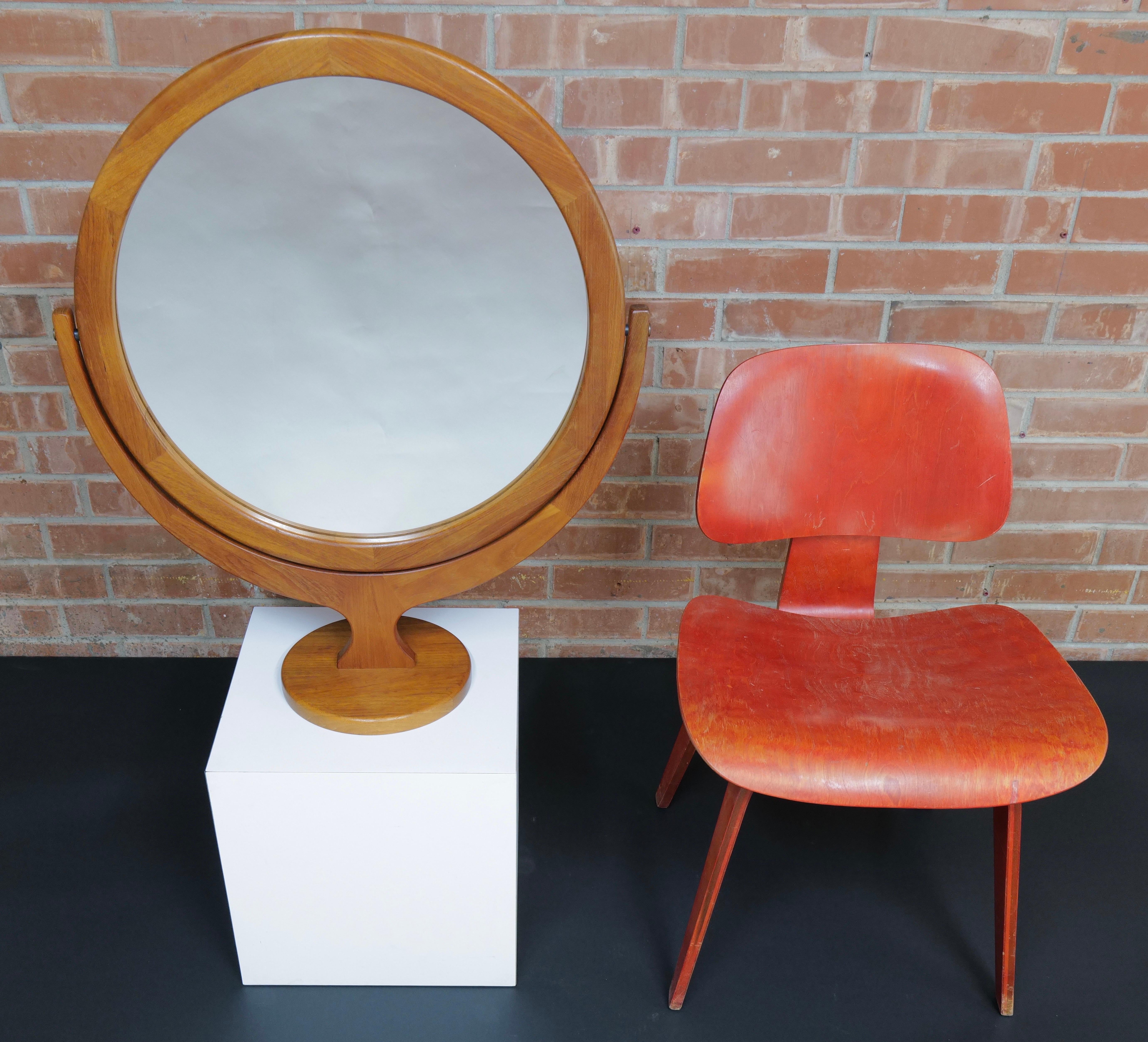 This large 24-inch round tabletop mirror by Pedersen & Hansen is a striking example of mid-century Danish design. Crafted from richly grained teak, the mirror features a warm, minimalist frame that highlights the elegance and simplicity