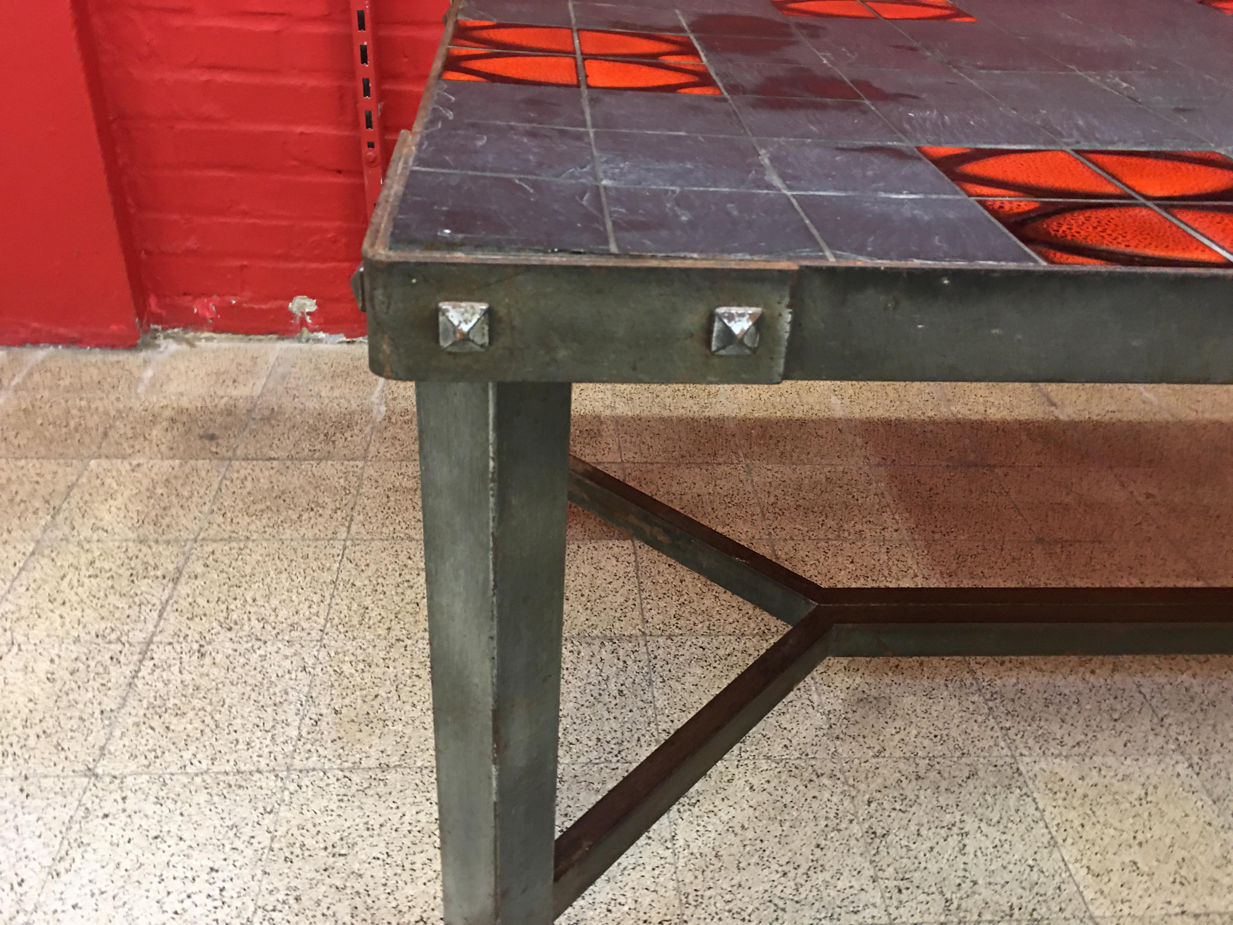 Milieu du XXe siècle Grande table avec structure métallique dans le style de Jacques Adnet, datant d'environ 1950 en vente