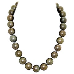 Grand collier de perles de Tahiti avec fermoir magnétique en or 18 carats