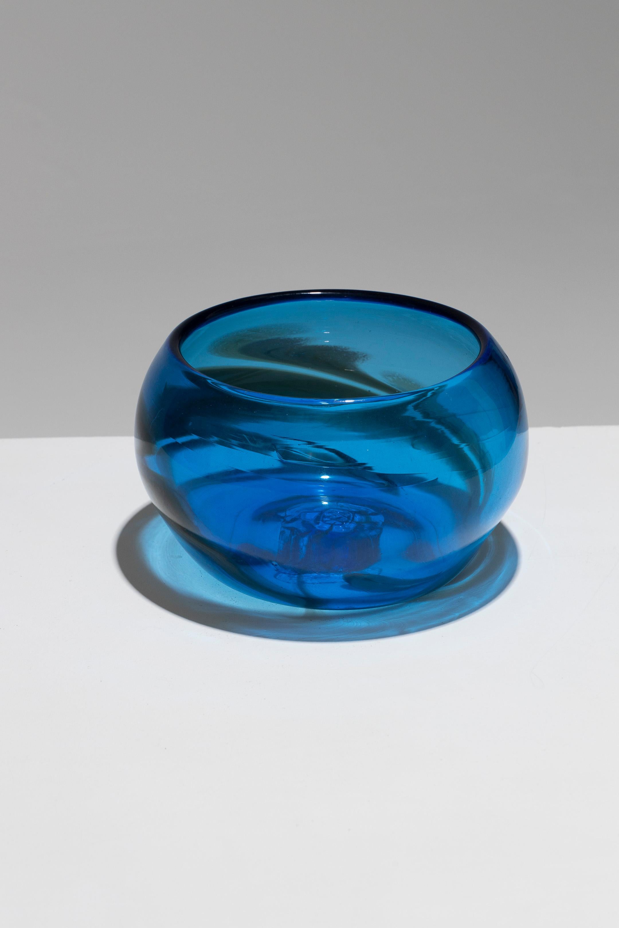 Grand bol en verre soufflé transparent teinté de turquoise, années 1980. Décorée d'un motif Whiting en blanc, gris et noir. Marque en relief en dessous. Très bon état.
DV1490