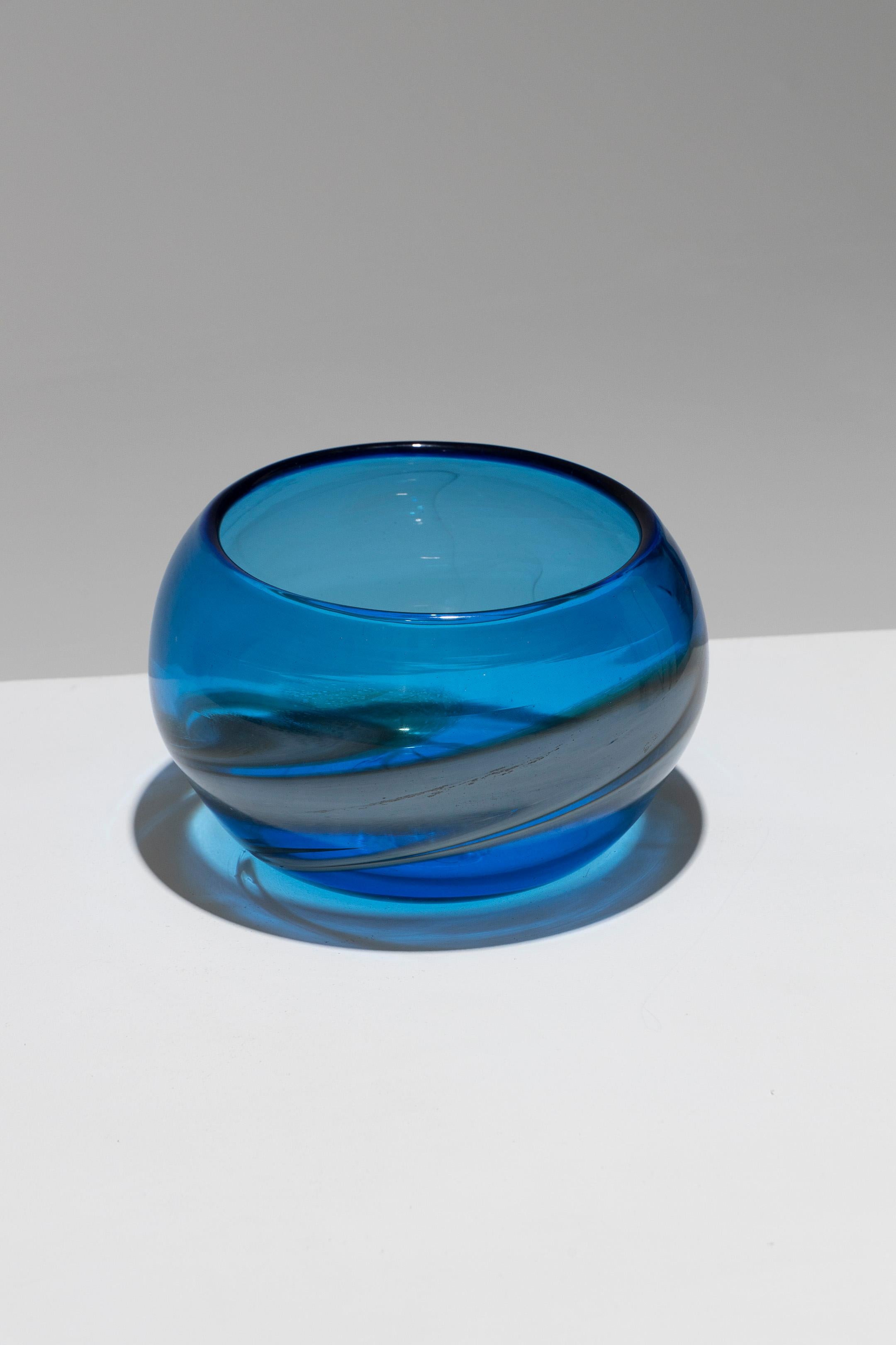 Moderne Grand bol en verre soufflé bleu, années 1980 en vente