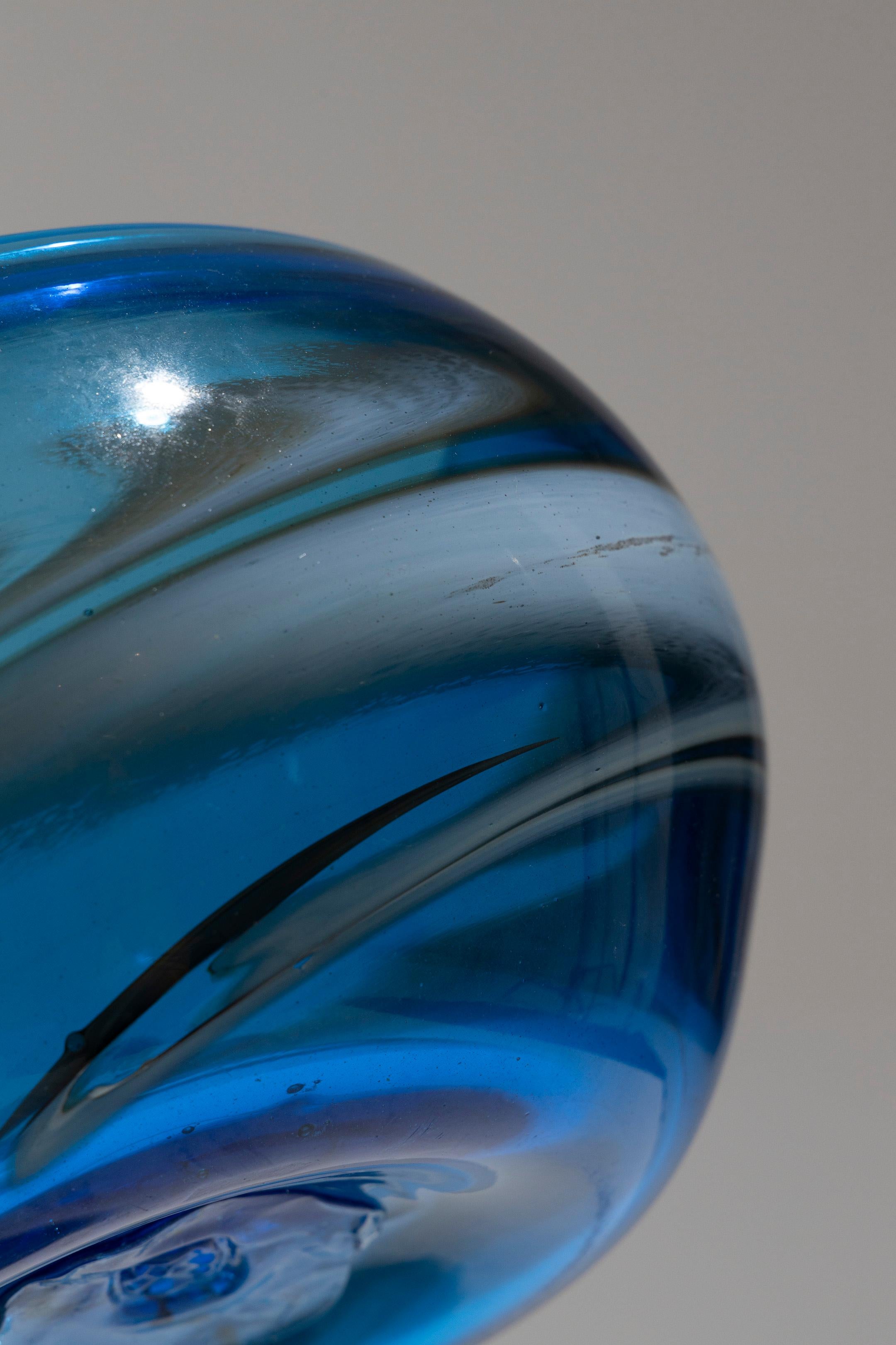 20ième siècle Grand bol en verre soufflé bleu, années 1980 en vente