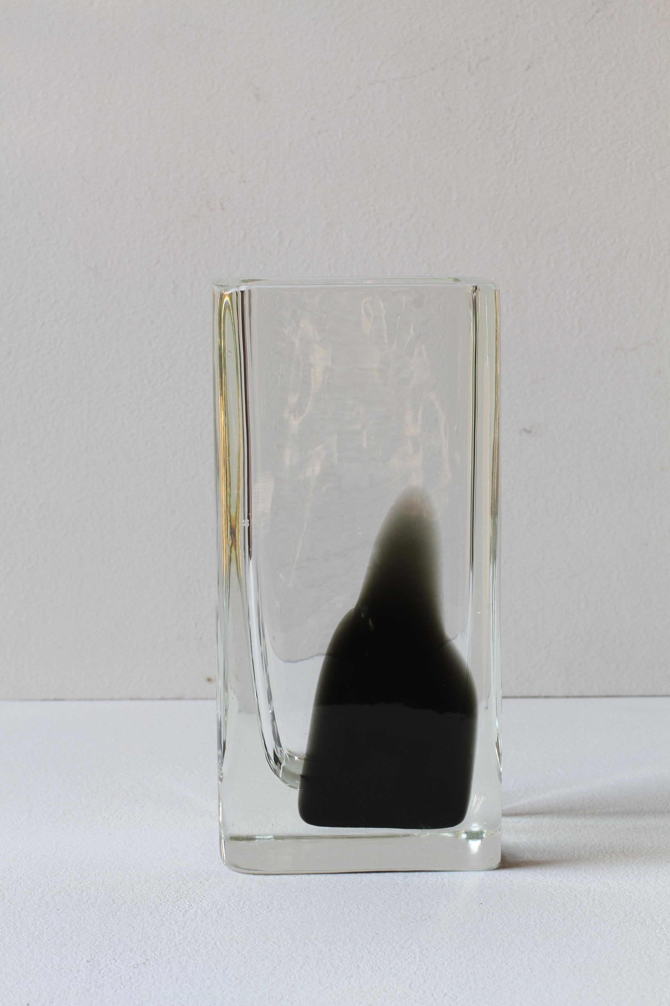 Antonio da Ros per Cenedese grande, pesante ed elegante vaso vintage Mid-Century modern in vetro di Murano alto, grande e quadrato, circa 1965-1975. Questo raro, grande e pesante pezzo di vetro presenta una forma e un design semplicistico ed