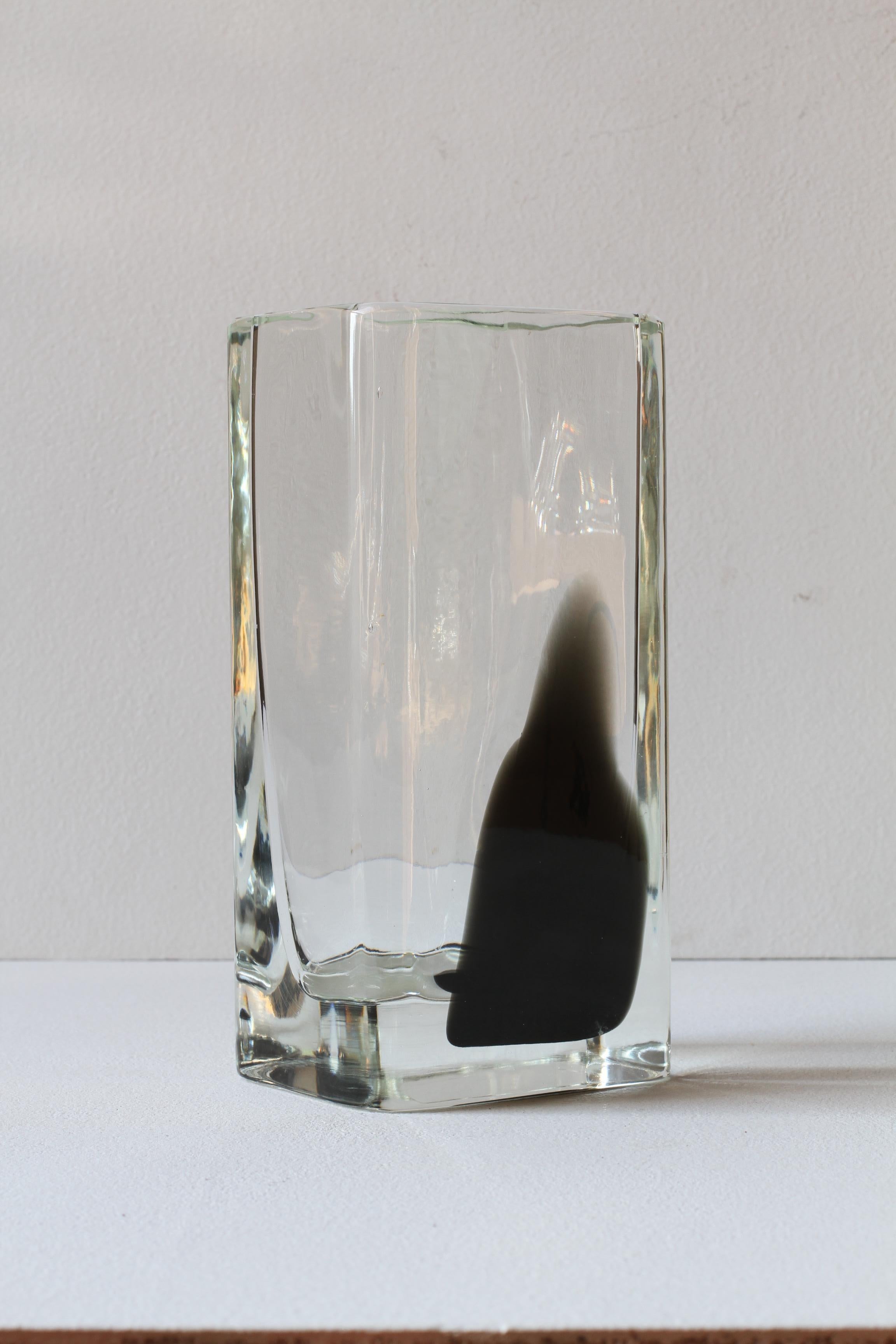 Mid-Century moderno Grande vaso quadrato alto Cenedese in vetro di Murano nero e trasparente New Old Stock in vendita