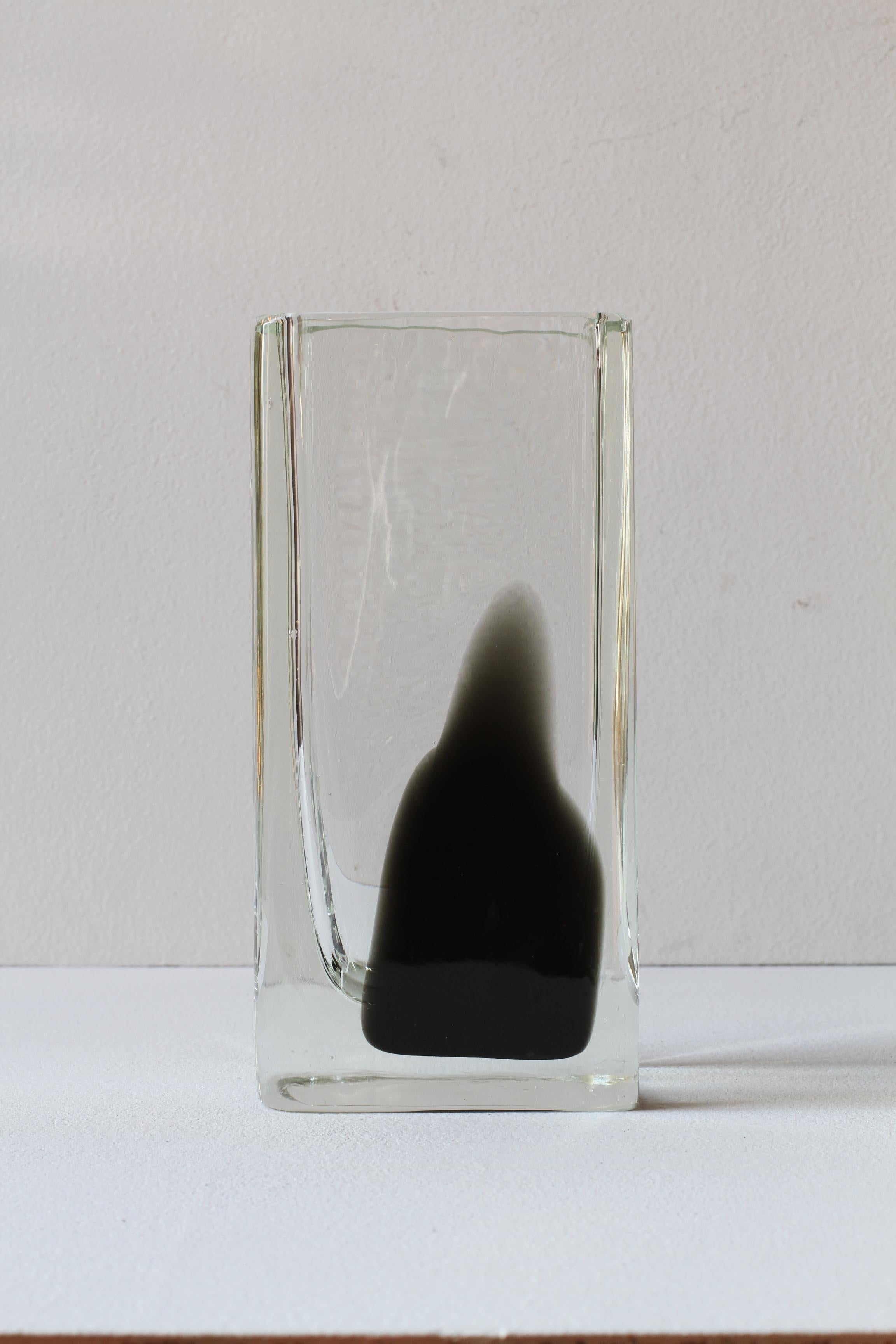 Italiano Grande vaso quadrato alto Cenedese in vetro di Murano nero e trasparente New Old Stock in vendita