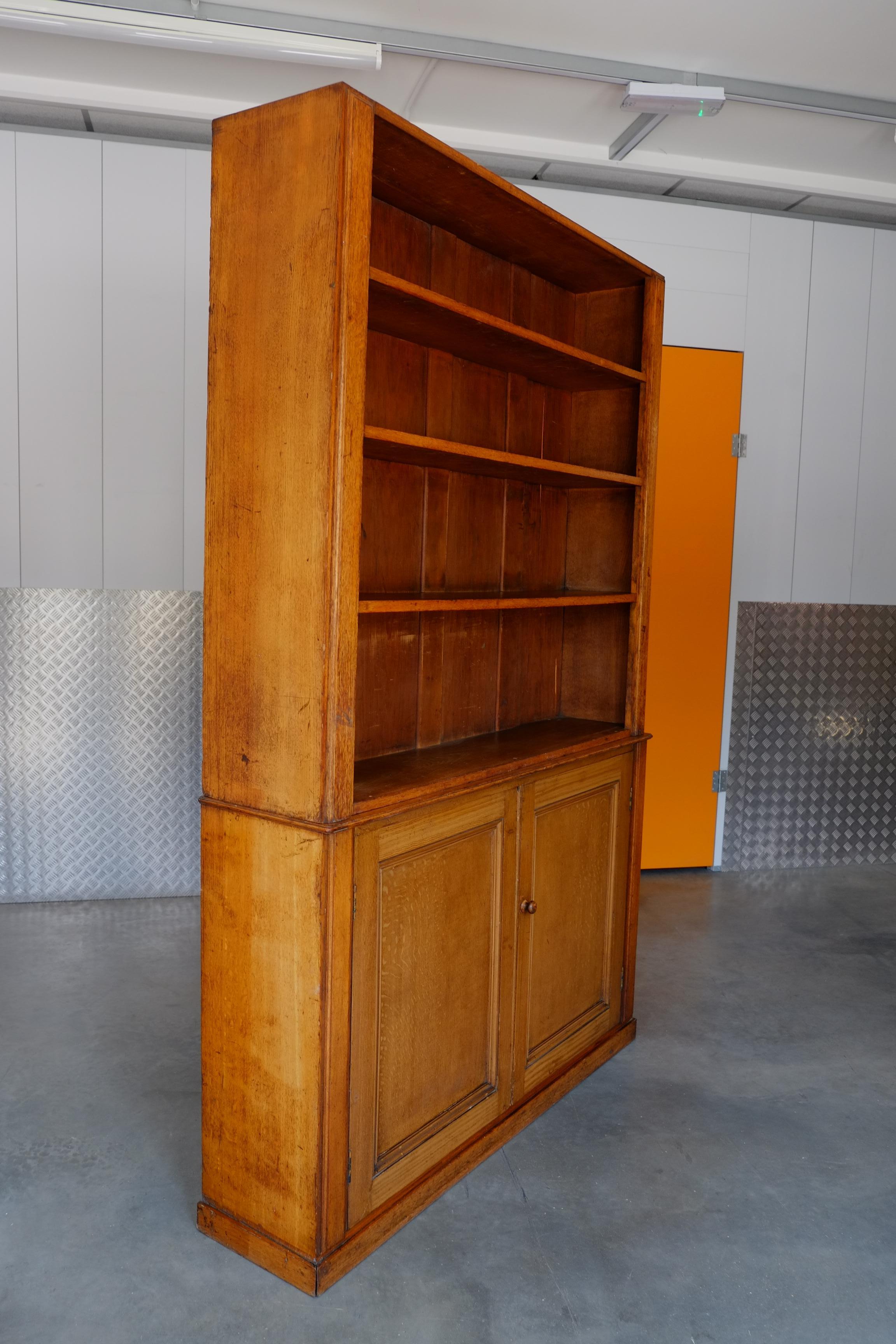 Large Tall English Oak Library School Cupboard & Bookcase Shelves In Good Condition For Sale In Leicester, GB
