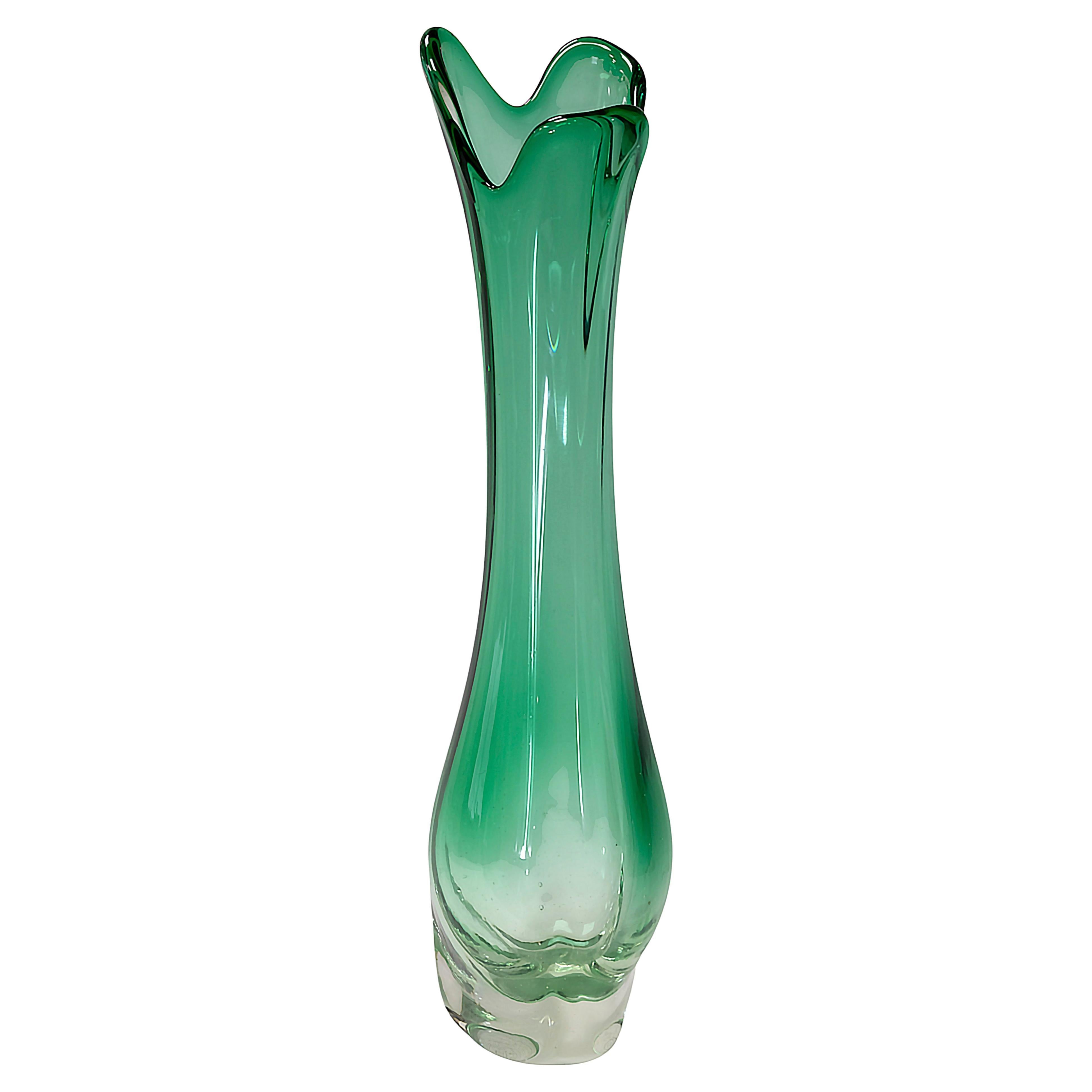 Grand vase haut et lourd fait à la main en verre de Murano clair et vert émeraude.
Le vase est lourd et solide.
Très bon état vintage.