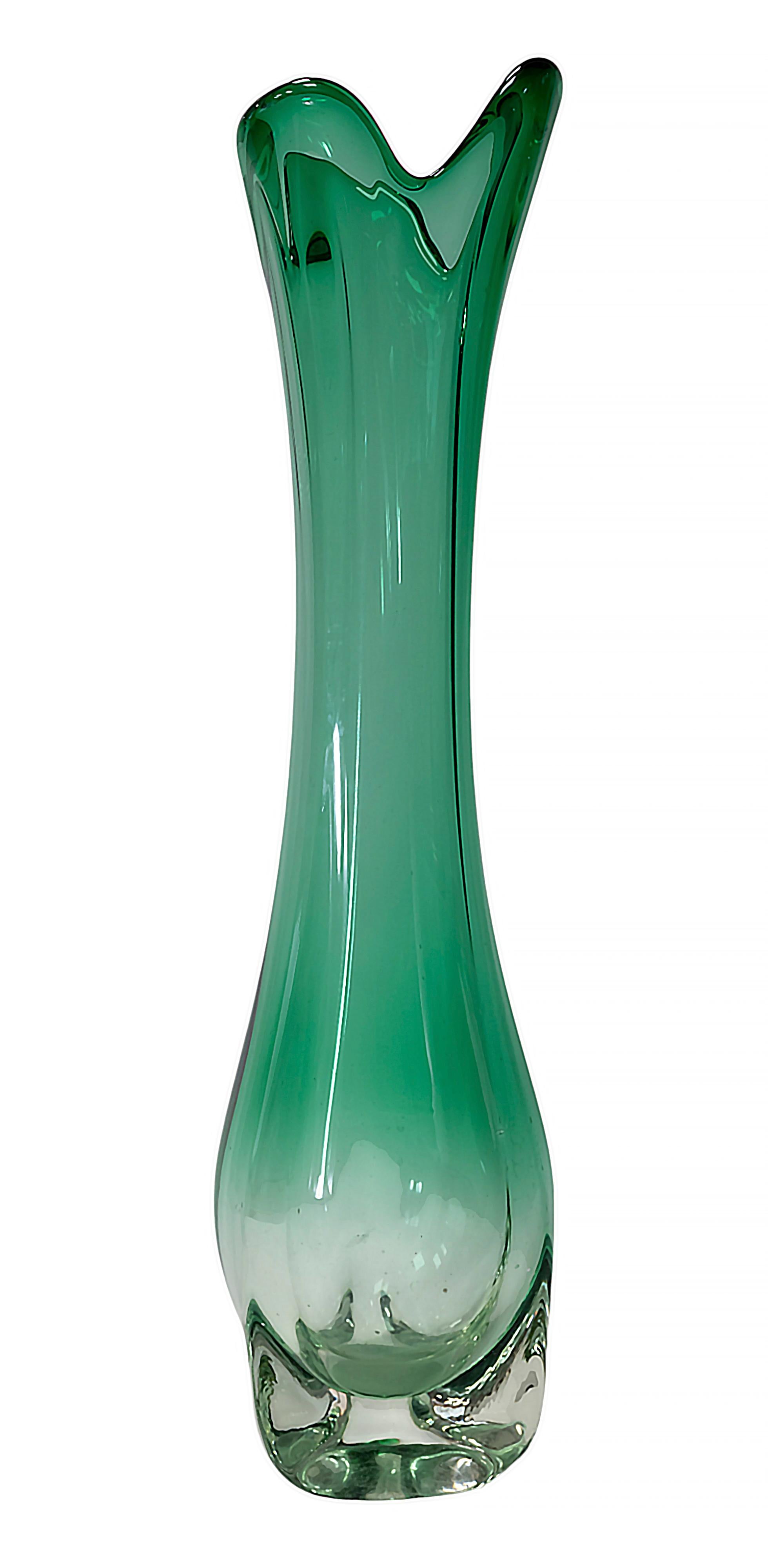 Mid-Century Modern Grand vase vintage en verre Murano vert émeraude fait à la main en vente