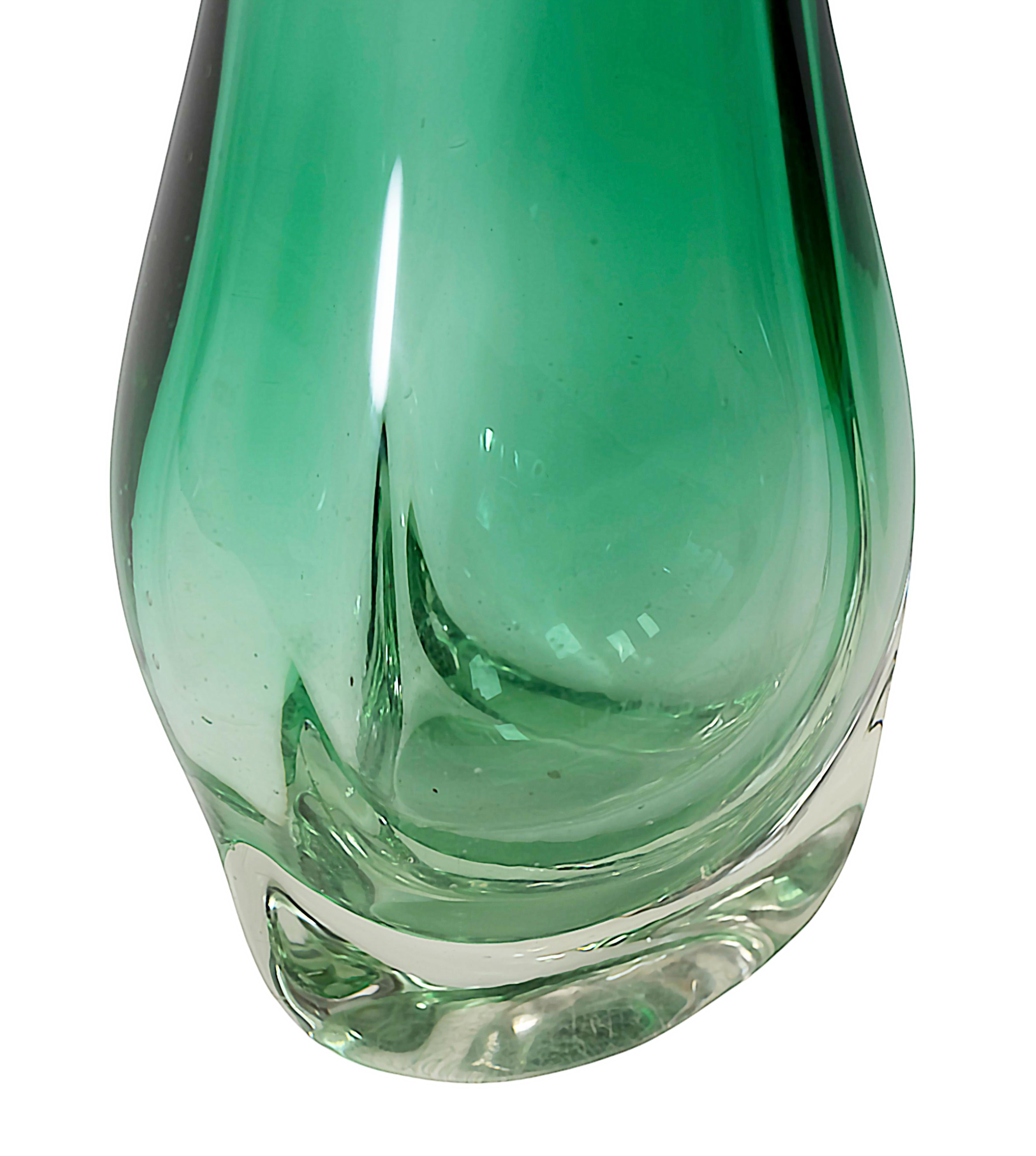 Fait main Grand vase vintage en verre Murano vert émeraude fait à la main en vente