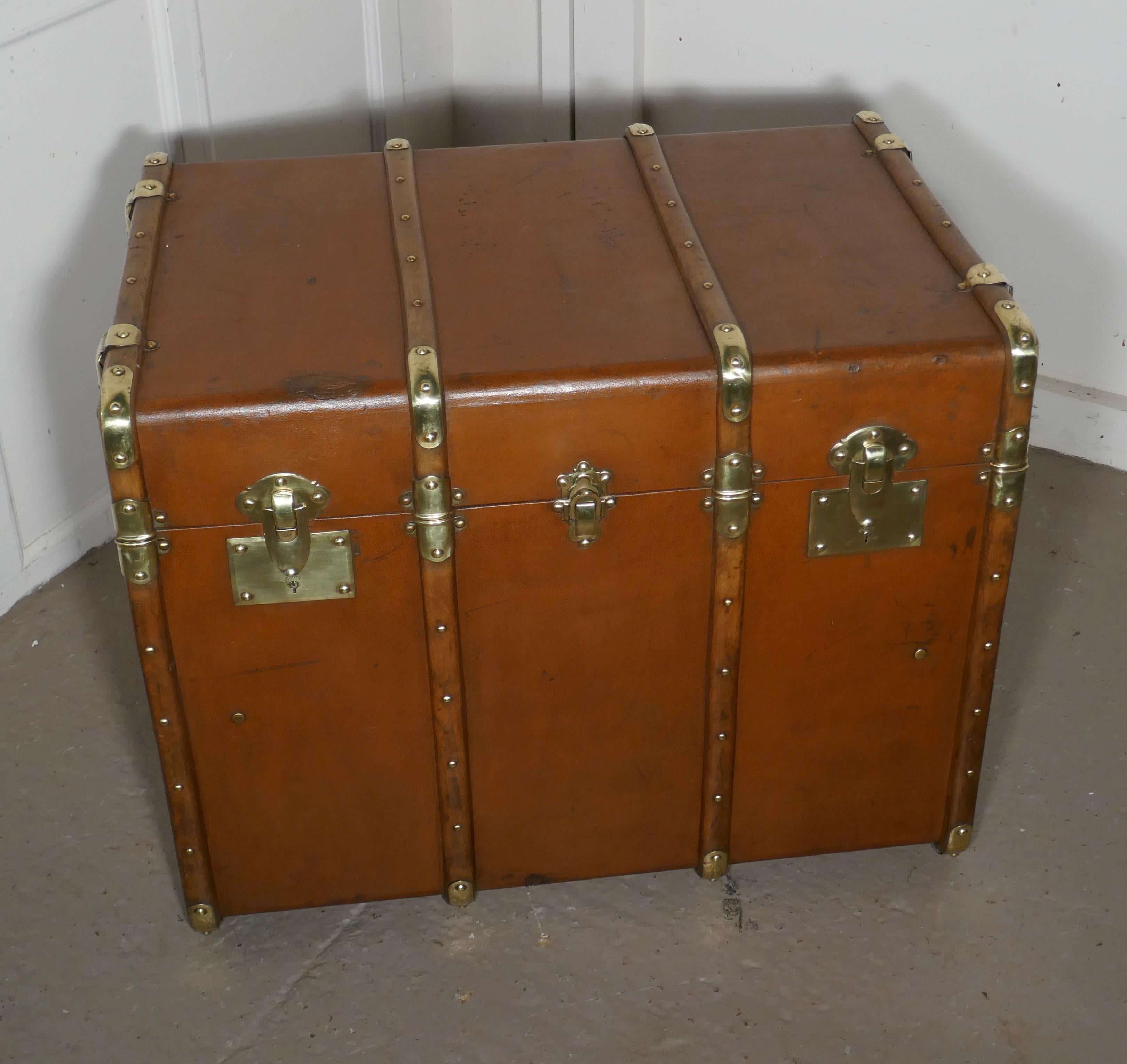 Large Tan Canvas, Wood and Brass Bound Steamer Trunk In Good Condition In Chillerton, Isle of Wight