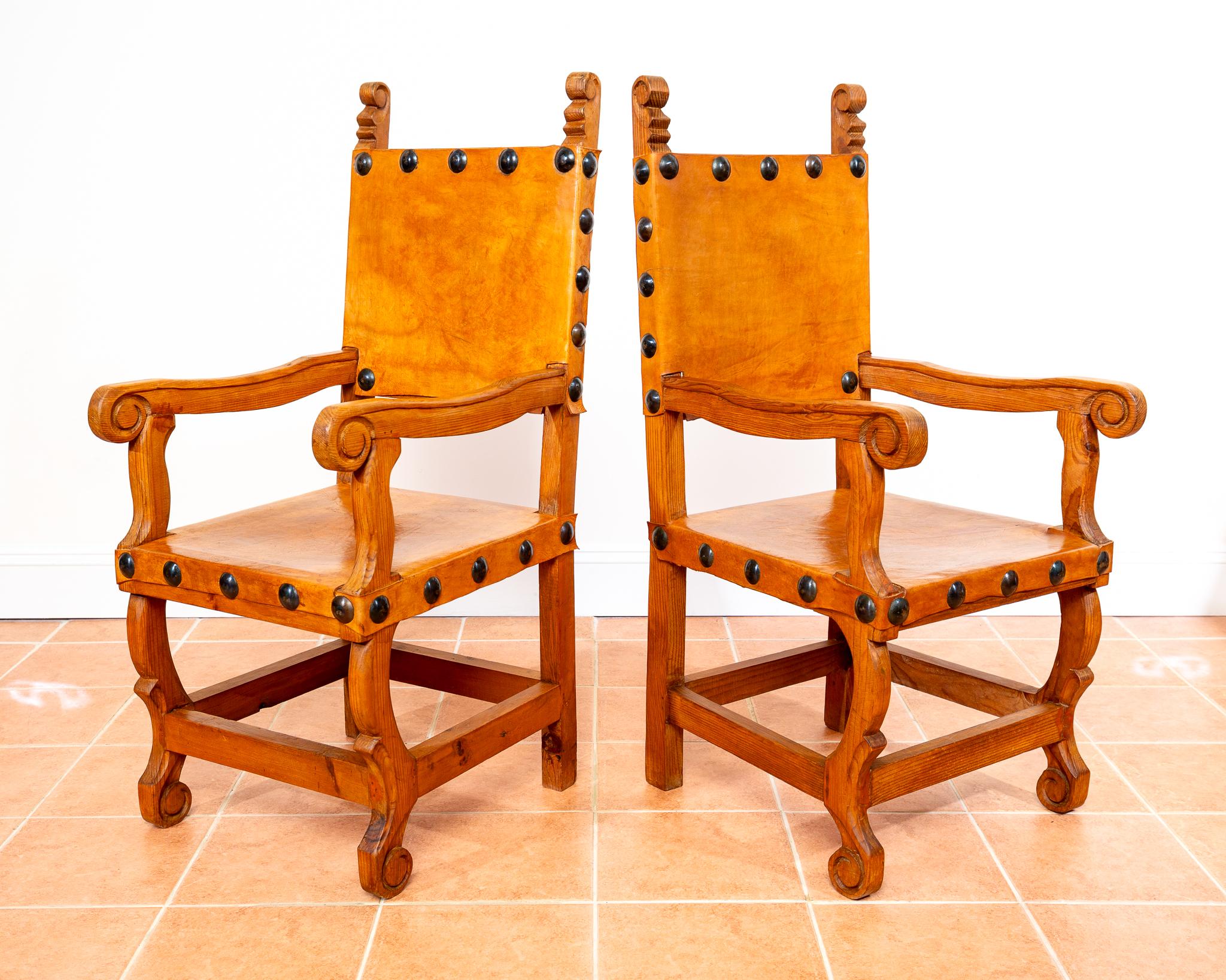 Paire de grands fauteuils trônes mexicains de mariage cloutés en cuir brun clair en vente 4