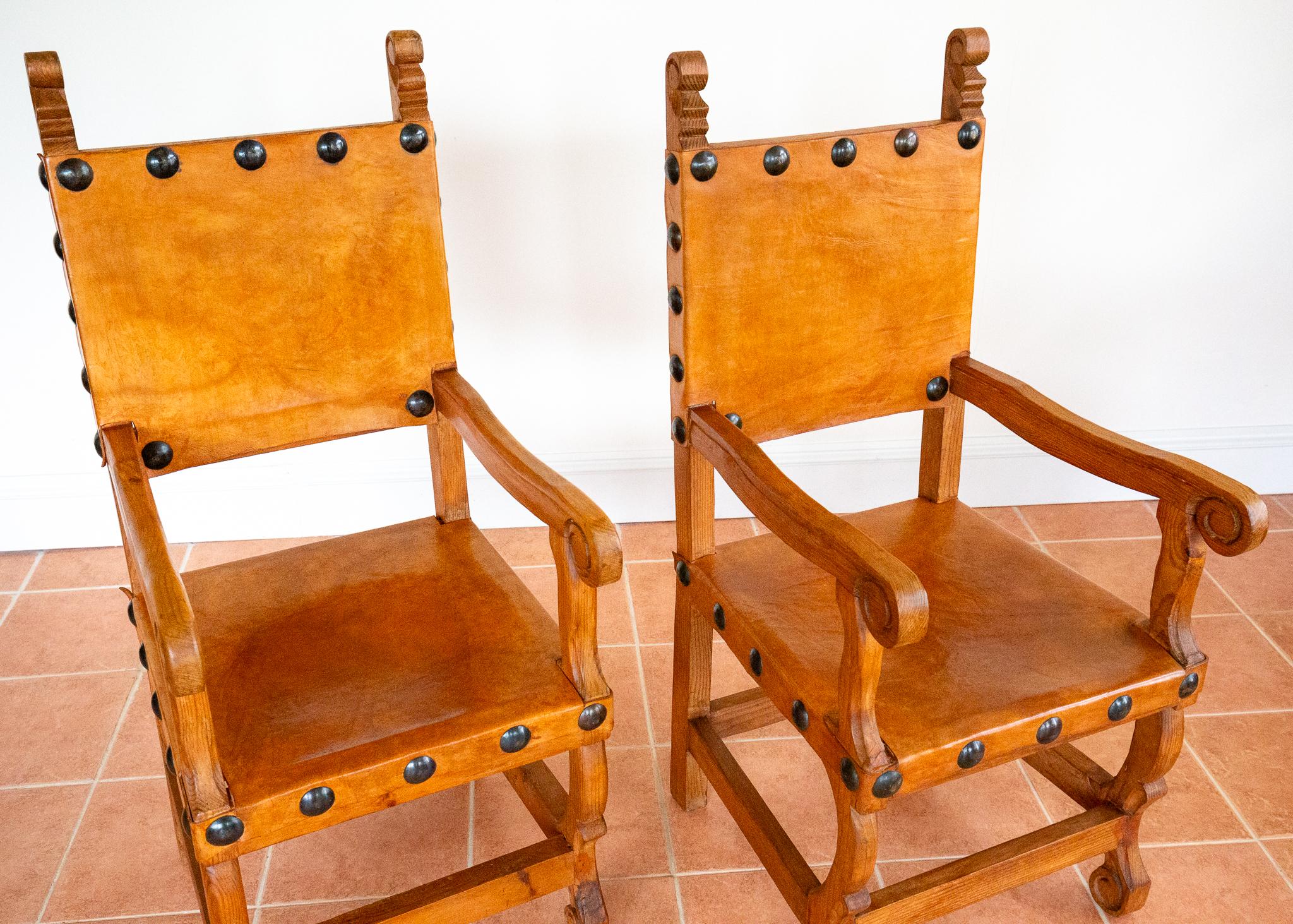 Paire de grands fauteuils trônes mexicains de mariage cloutés en cuir brun clair en vente 5