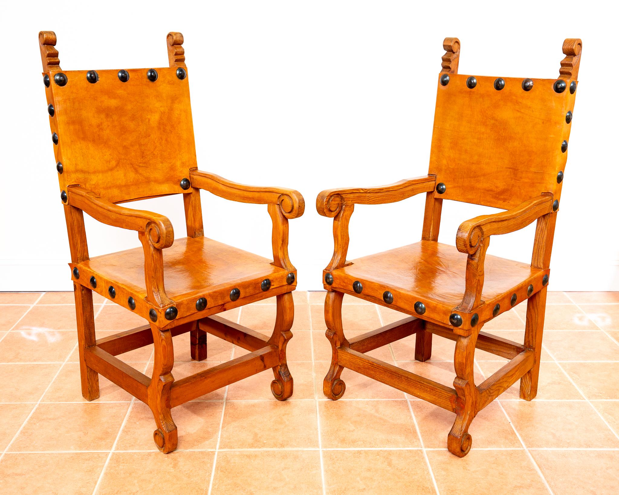 Paire de grands fauteuils trônes mexicains de mariage cloutés en cuir brun clair en vente 6