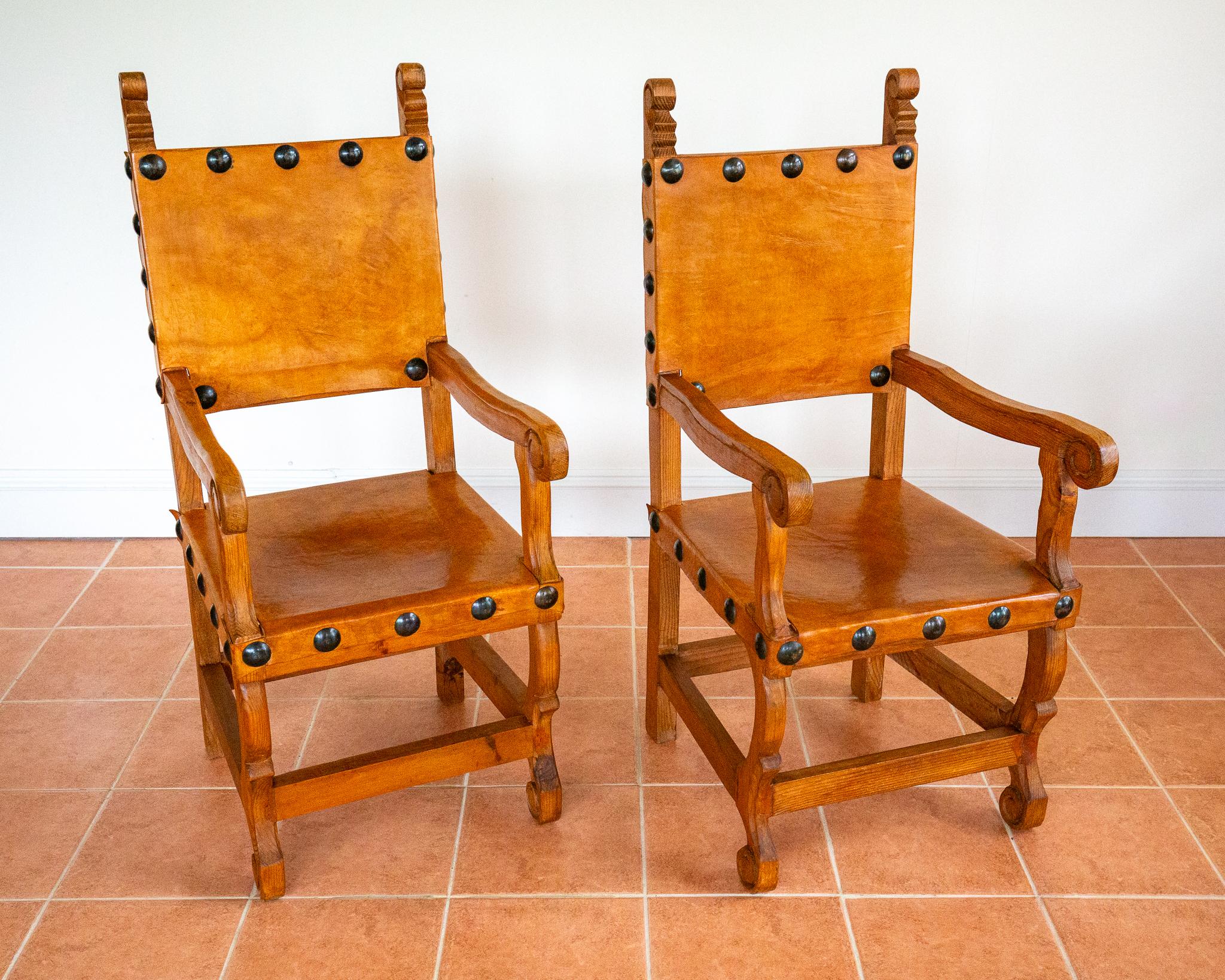 Paire de grands fauteuils trônes mexicains de mariage cloutés en cuir brun clair en vente 7
