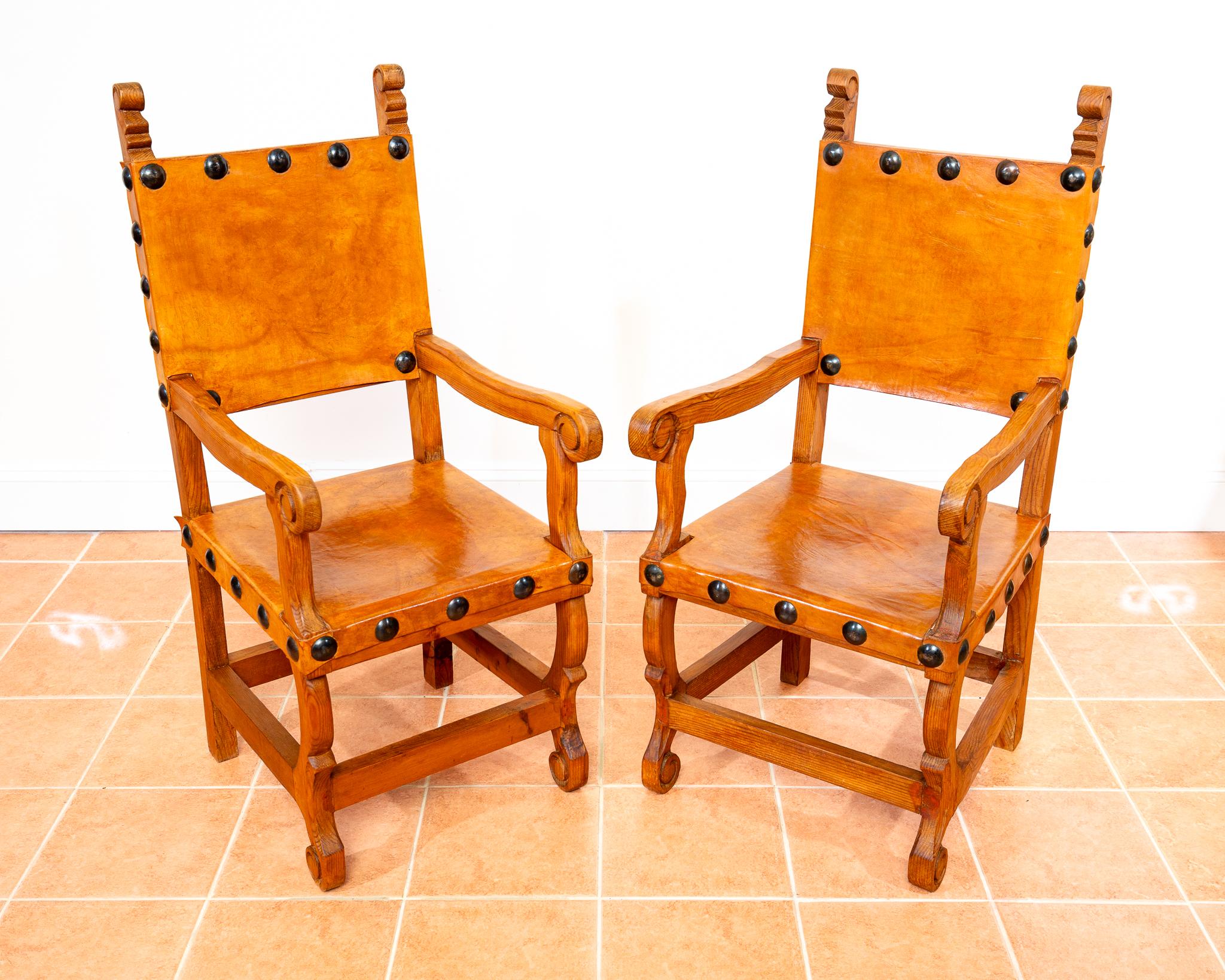 Paire de grands fauteuils trônes mexicains de mariage cloutés en cuir brun clair en vente 8