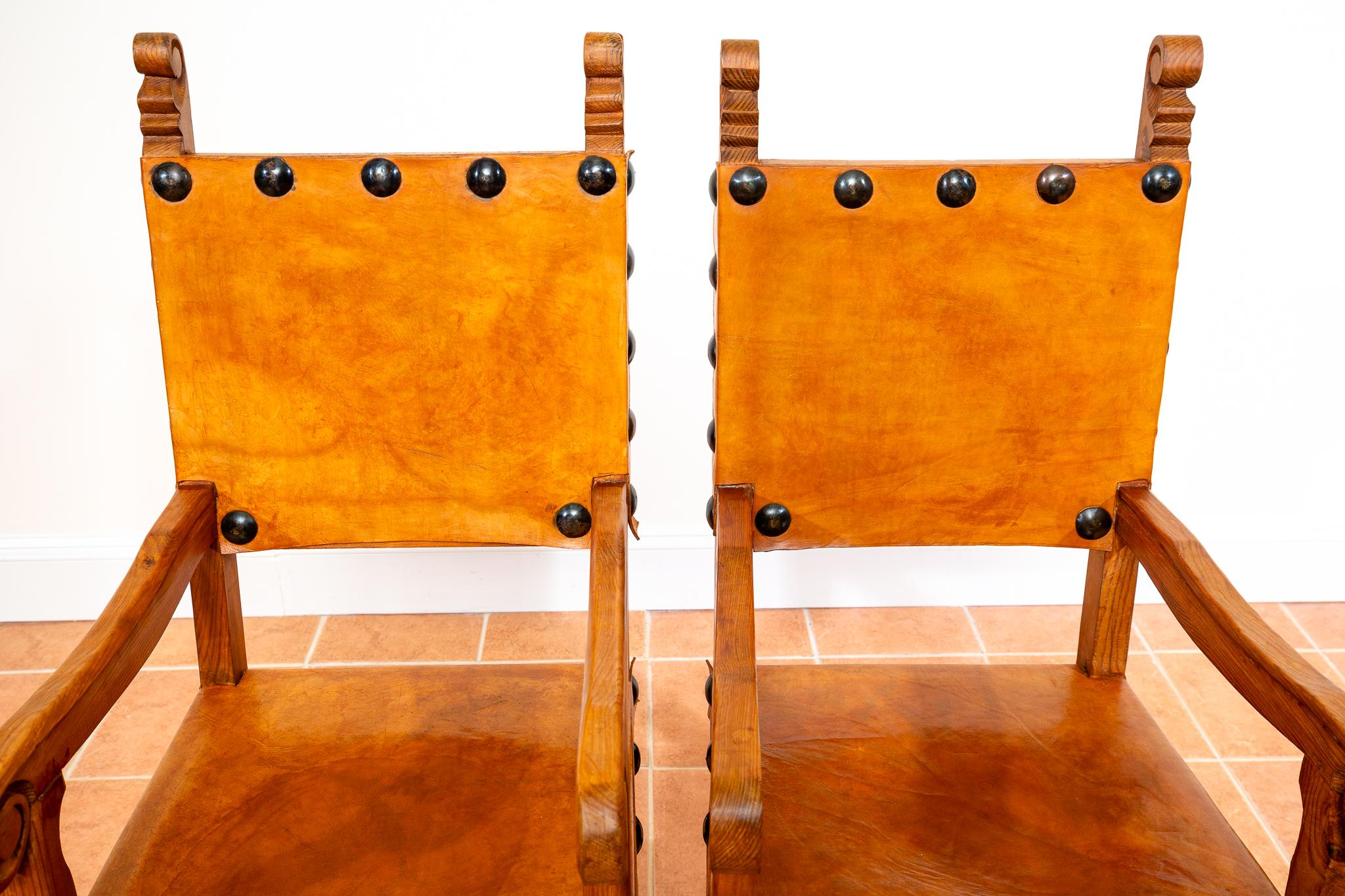 Paire de grands fauteuils trônes mexicains de mariage cloutés en cuir brun clair en vente 9