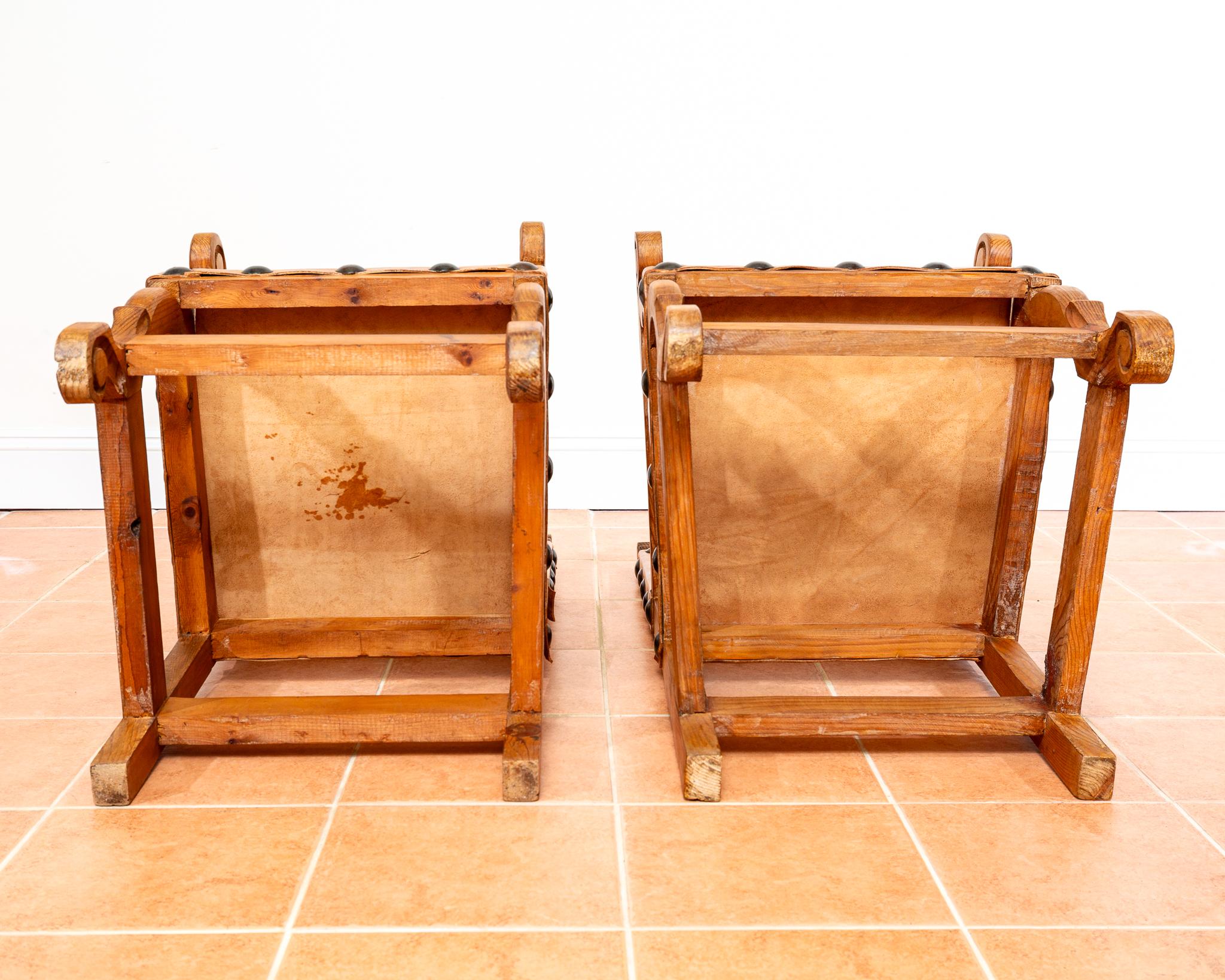 Paire de grands fauteuils trônes mexicains de mariage cloutés en cuir brun clair en vente 11