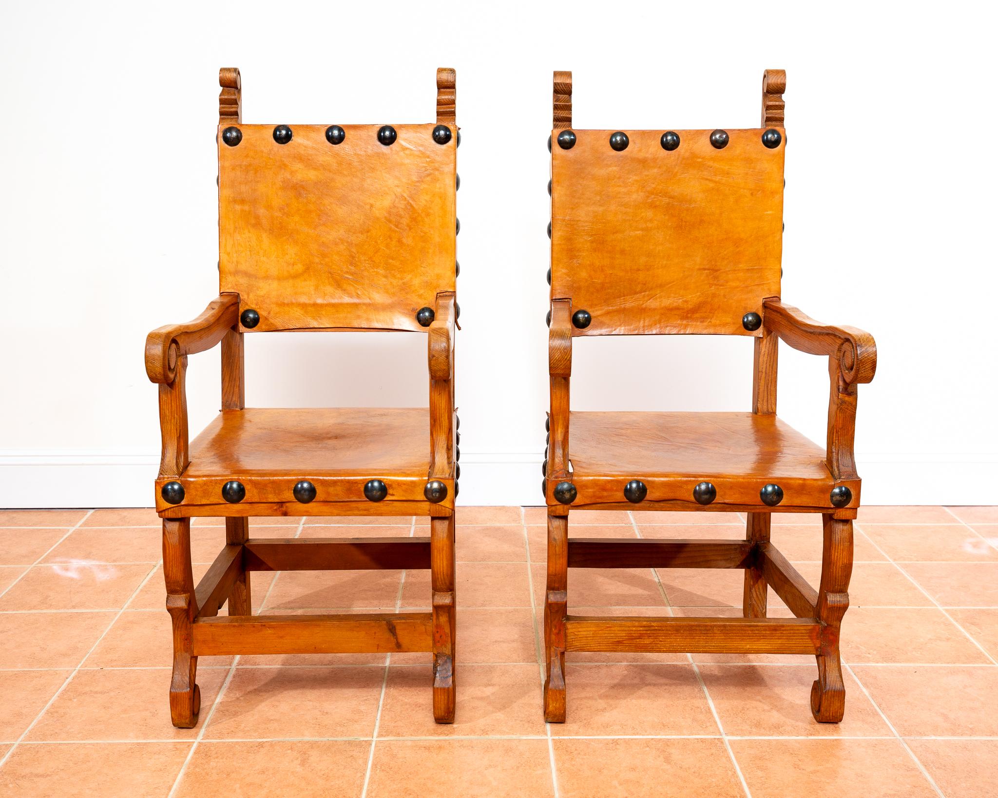 Rare et impressionnante paire de fauteuils trône en cuir mexicain en très bon état. Fabriqués au Mexique, probablement vers la fin du XXe siècle, ces fauteuils étonnants ont été importés au Royaume-Uni dans les années 1990 et ajouteront une