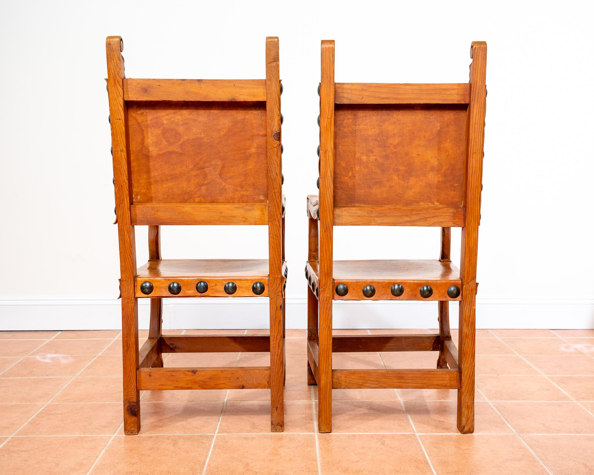 Paire de grands fauteuils trônes mexicains de mariage cloutés en cuir brun clair en vente 12