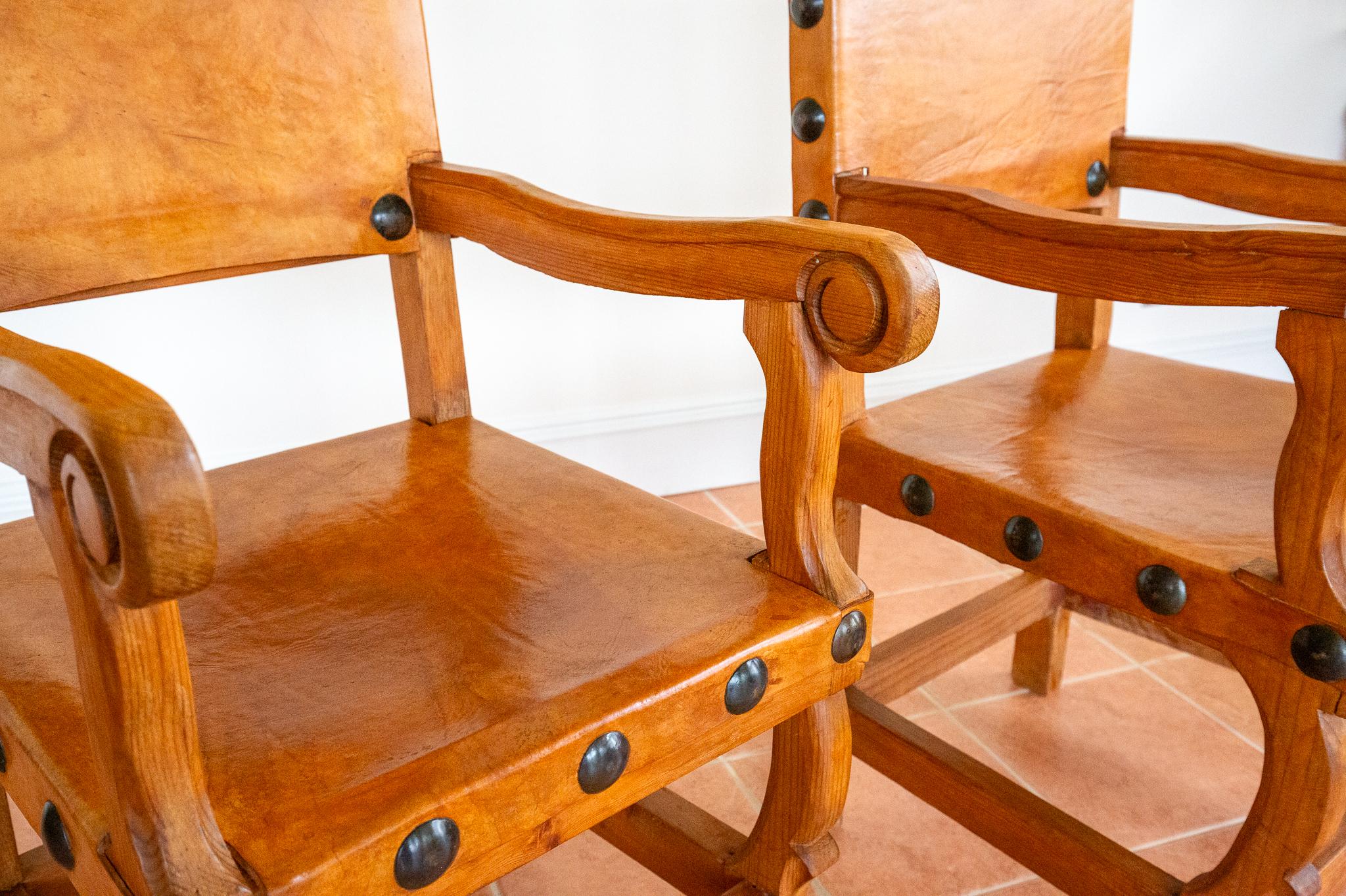 Mexicain Paire de grands fauteuils trônes mexicains de mariage cloutés en cuir brun clair en vente