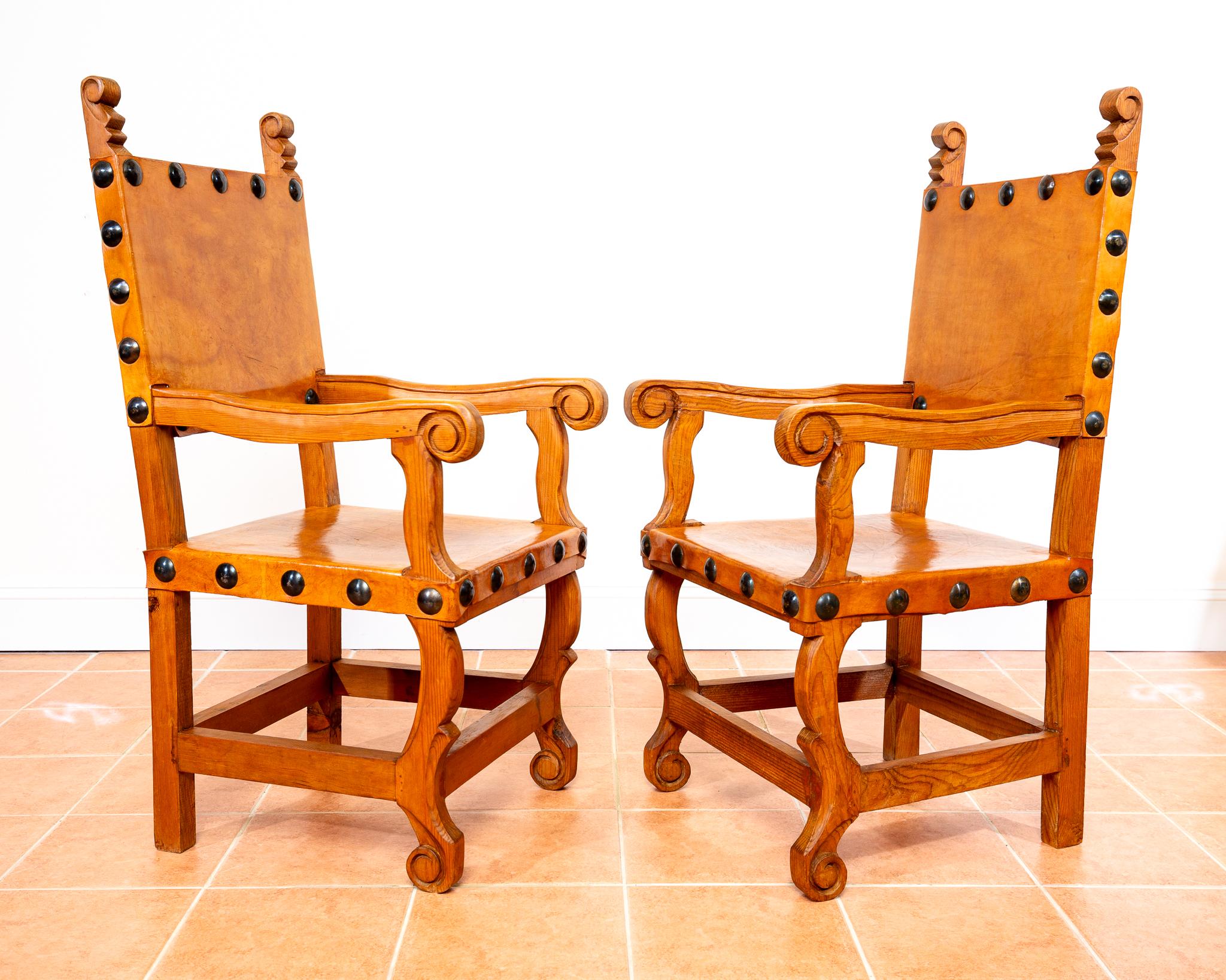 Paire de grands fauteuils trônes mexicains de mariage cloutés en cuir brun clair Bon état - En vente à London, GB