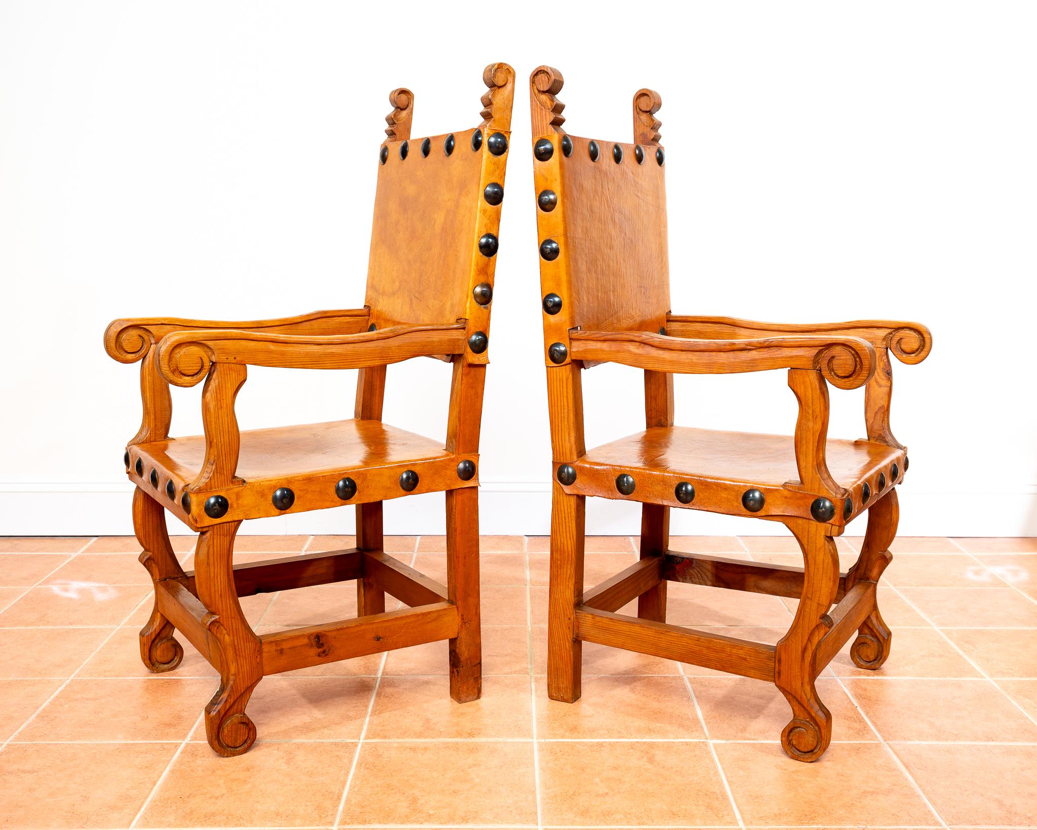 20ième siècle Paire de grands fauteuils trônes mexicains de mariage cloutés en cuir brun clair en vente