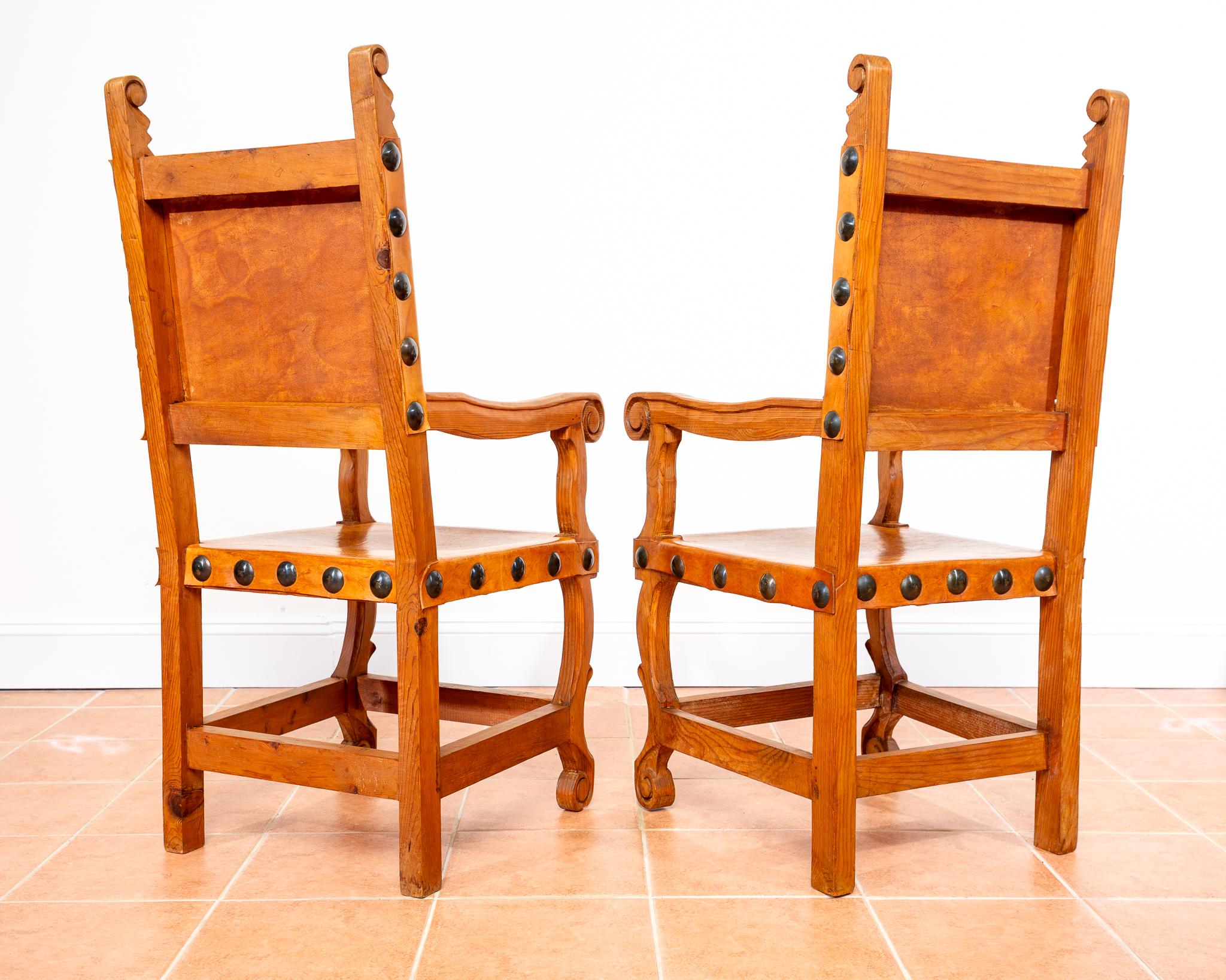Cuir Paire de grands fauteuils trônes mexicains de mariage cloutés en cuir brun clair en vente