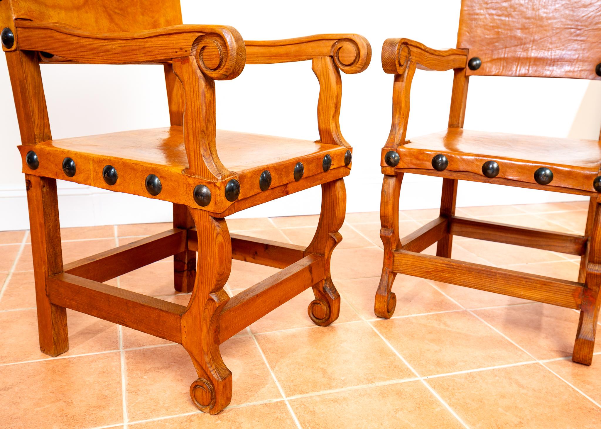 Paire de grands fauteuils trônes mexicains de mariage cloutés en cuir brun clair en vente 1