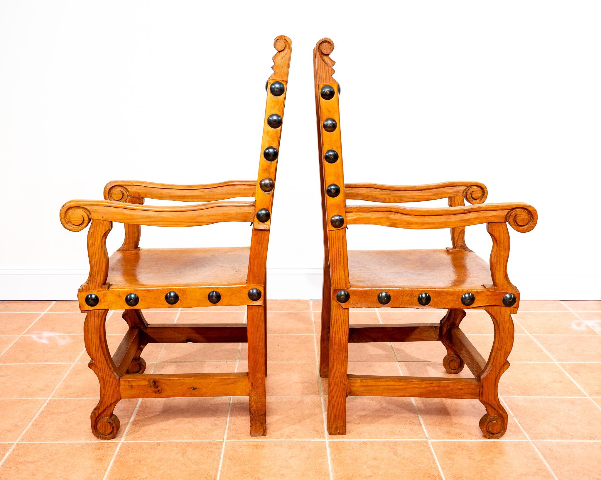 Paire de grands fauteuils trônes mexicains de mariage cloutés en cuir brun clair en vente 2