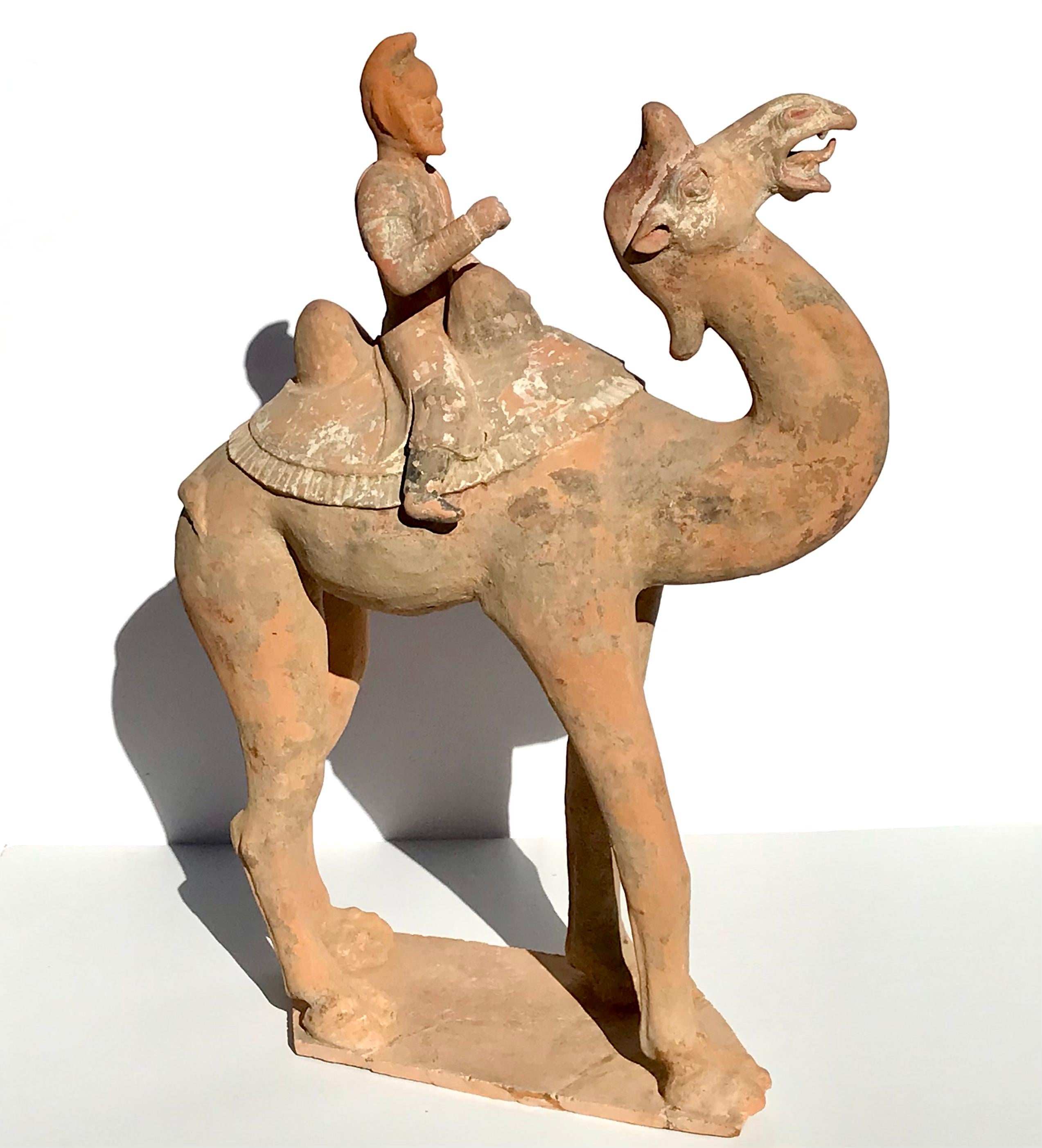 Grande sculpture en poterie de la dynastie Tang Dynasty Bactrian Camel and Rider en vente 3