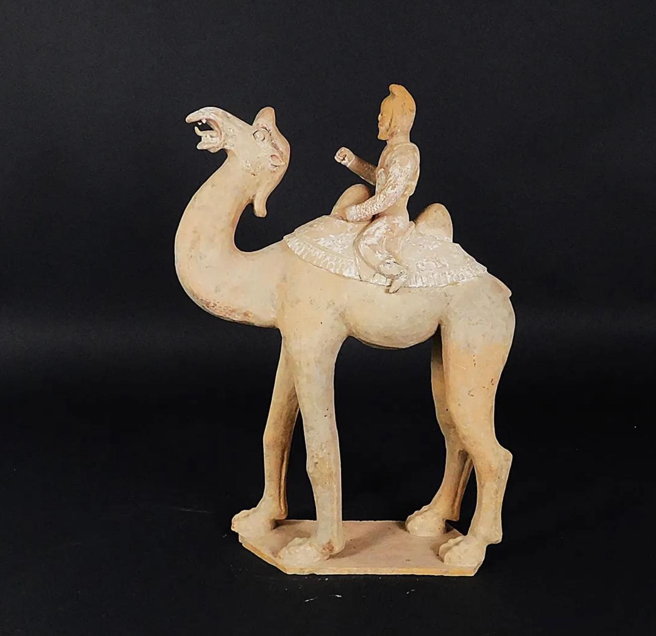 Grande sculpture en poterie de la dynastie Tang Dynasty Bactrian Camel and Rider en vente 4
