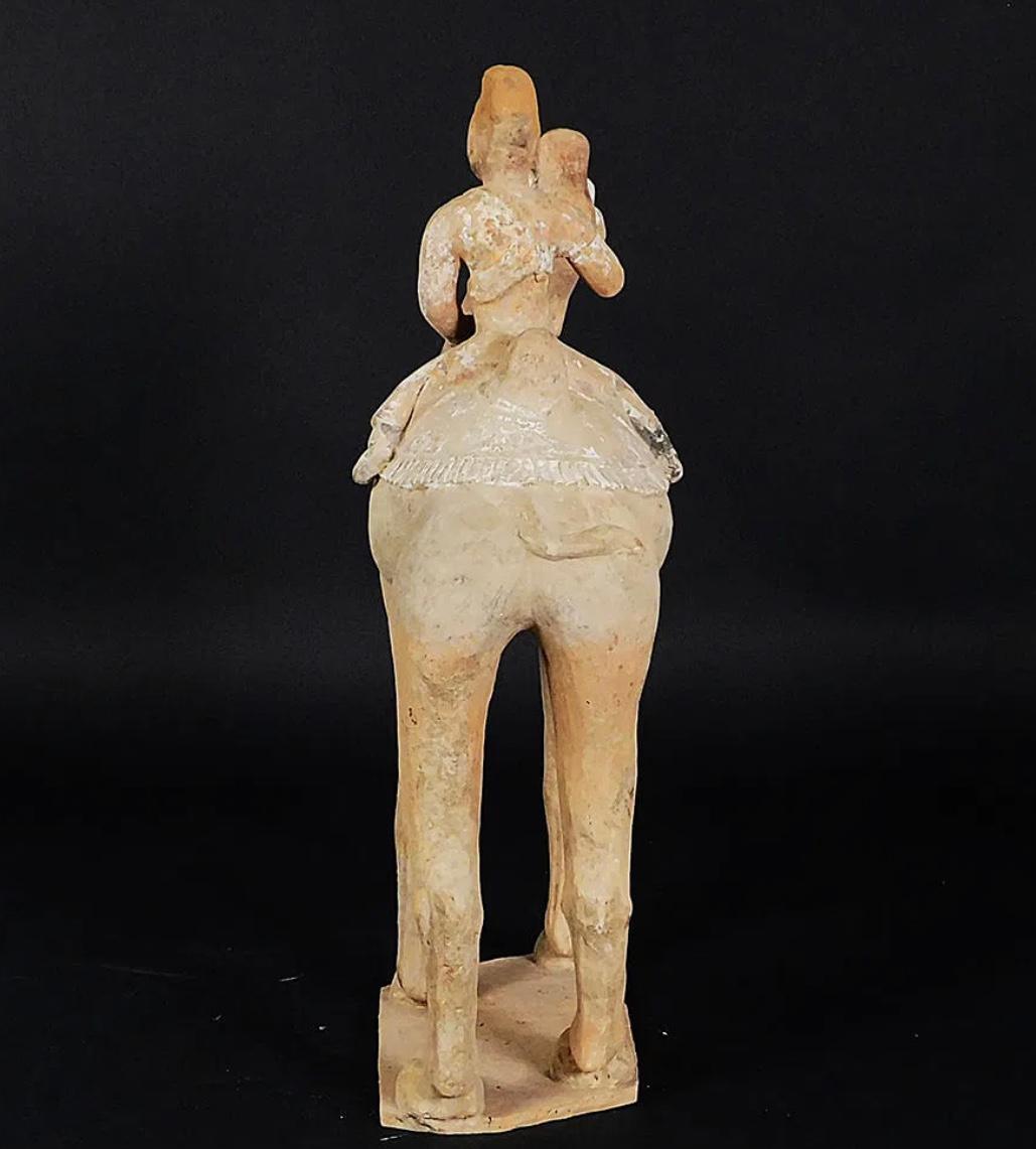 Grande sculpture en poterie de la dynastie Tang Dynasty Bactrian Camel and Rider en vente 6