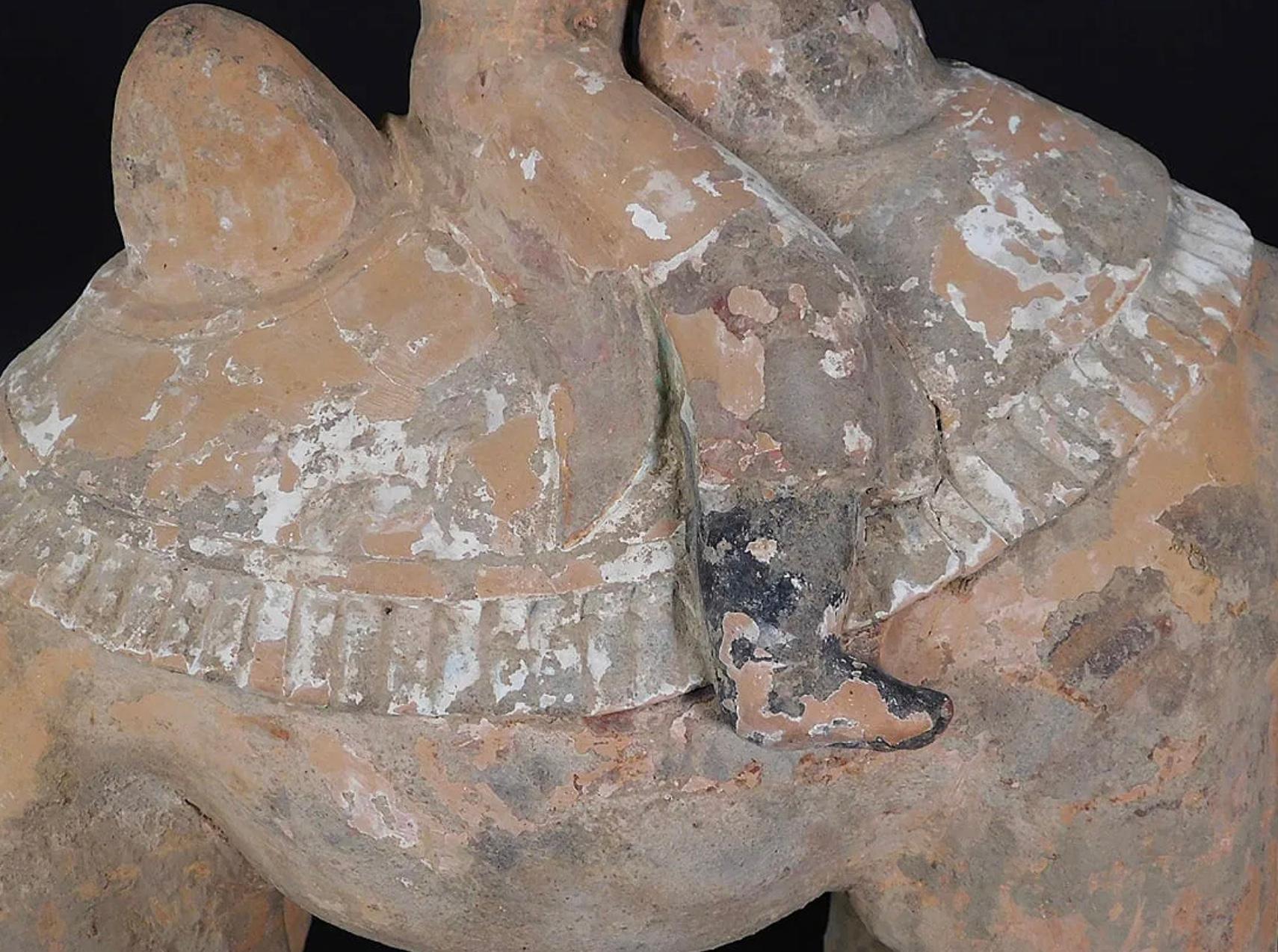 Grande sculpture en poterie de la dynastie Tang Dynasty Bactrian Camel and Rider en vente 8